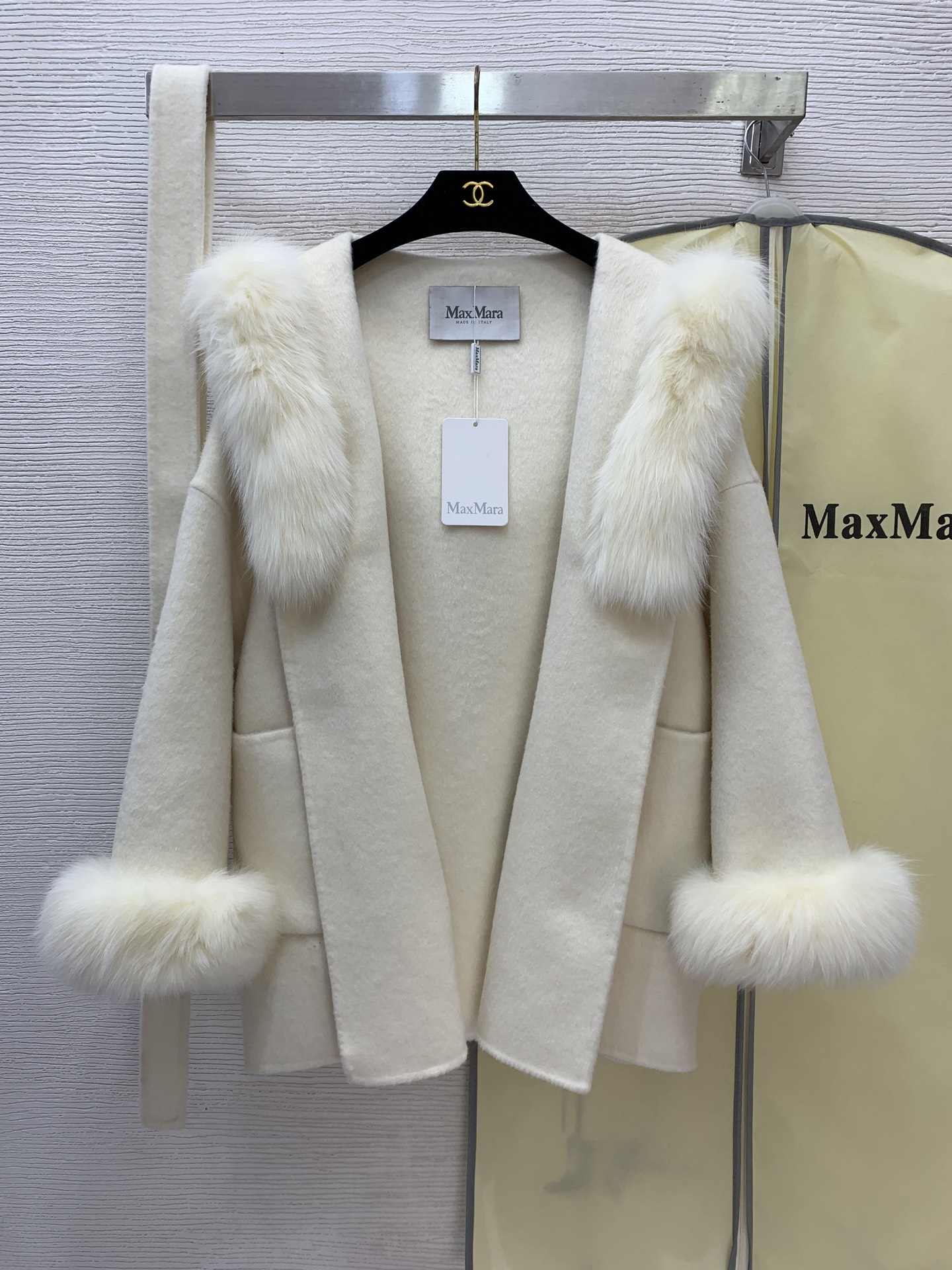 NO:663497,Comes with dust bag model number G25121538 MaxMar*a new high-end customized merino double-sided wool high-quality fabrics detachable fox fur collar for decoration, fashionable large lapel with belt to tighten the waist, slimming for small people, woolen coat hooded coat comes with dust bag brown, oatmeal color, off-white, (M size shoulder width 69, chest 144, sleeve length 42, clothing length 77) hair,,jackets & coats,hats, 19860909配防尘袋款号G25121538 MaxMar*a新款高端定制美丽诺双面羊毛呢优质面料可拆卸狐狸毛领装饰气质时尚大翻领搭配腰带收腰显瘦小个子毛呢大衣连帽外套赠送防尘袋棕色、燕麦色、米白色、（M码肩宽69,胸围144,袖长42,衣长77）发,,jackets & coats,hats, ,Women's clothing