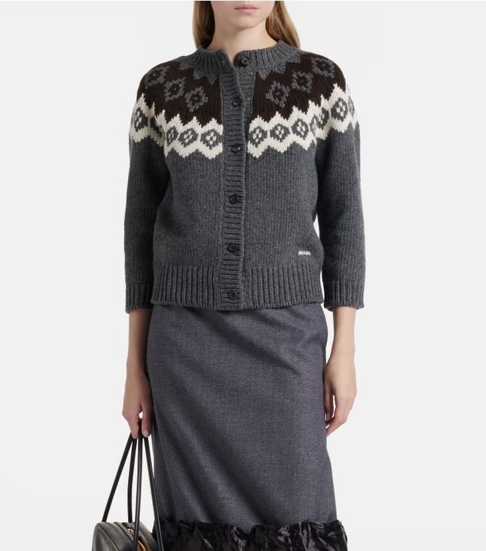 NO:676625,Style number G25121153 PRAD*A new high-end customized wool yarn fabric, P family letter logo embroidered logo Fair Isle contrast jacquard button fly round neck long-sleeved knitted cardigan top!  High-grade gray, 36-38-40 (38 size bust 94, raglan sleeve length 60, dress length 56), Prada-clothing, prada, prada,19860909款号G25121153 PRAD*A新款 高端定制羊毛纱线面料、P家字母logo刺绣徽标费尔岛撞色提花系扣门襟圆领长袖针织开衫上衣！高级灰,36-38-40（38码胸围94,连肩袖长60,衣长56）,普拉达-服装,prada,prada,,Women's clothing