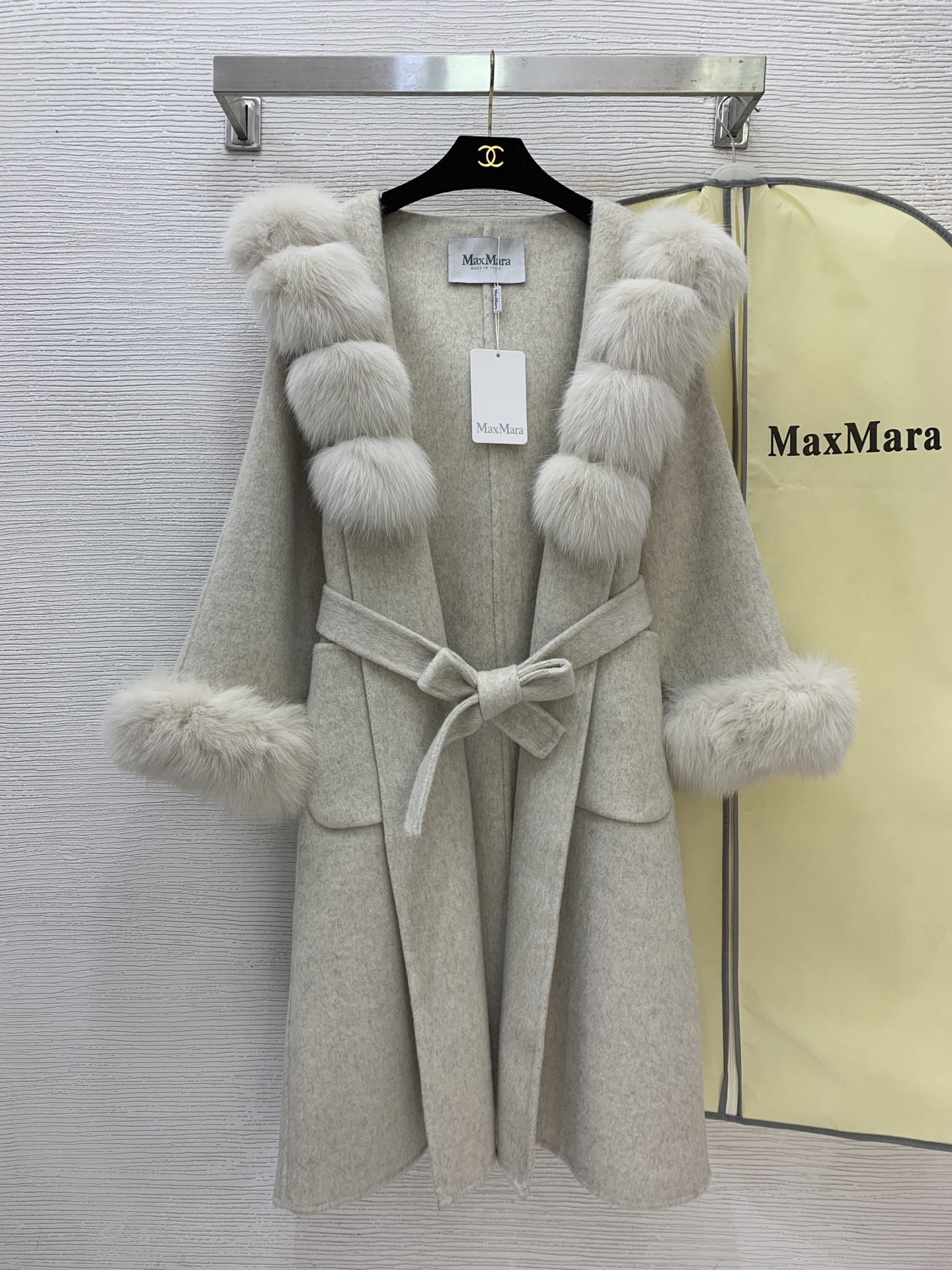 NO:665518,With dust bag model number G25121786  MaxMar*a's new high-end custom-made sheep wool high-quality double-sided woolen fabric with detachable fox fur collar decoration, chaebol daughter's temperament, ladylike temperament, super noble and generous, loose and fashionable version with belt to tighten waist, mid-length hooded coat double-sided woolen coat comes with dust bag, off-white, oatmeal, gray, (M size shoulder width 39, chest 112, sleeve length 58, clothing length 109) hair, jackets & coats, hats,  19860909配防尘袋款号G25121786 MaxMar*a新款高端定制绵羊毛优质双面毛呢面料可拆卸狐狸毛领装饰财阀千金大小姐气质淑女超显贵气大方、版型宽松时尚搭配腰带收腰显瘦中长款连帽外套双面毛呢大衣赠送防尘袋米白色、燕麦色、灰色、（M码肩宽39,胸围112,袖长58,衣长109）发,,jackets & coats,hats, ,Women's clothing