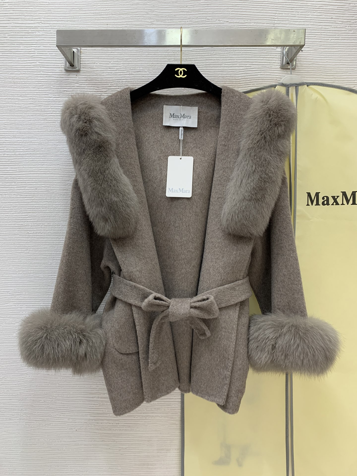 NO:663506,Comes with dust bag model number G25121538 MaxMar*a new high-end customized merino double-sided wool high-quality fabrics detachable fox fur collar for decoration, fashionable large lapel with belt to tighten the waist, slimming for small people, woolen coat hooded coat comes with dust bag brown, oatmeal color, off-white, (M size shoulder width 69, chest 144, sleeve length 42, clothing length 77) hair,,jackets & coats,hats, 19860909配防尘袋款号G25121538 MaxMar*a新款高端定制美丽诺双面羊毛呢优质面料可拆卸狐狸毛领装饰气质时尚大翻领搭配腰带收腰显瘦小个子毛呢大衣连帽外套赠送防尘袋棕色、燕麦色、米白色、（M码肩宽69,胸围144,袖长42,衣长77）发,,jackets & coats,hats, ,Women's clothing