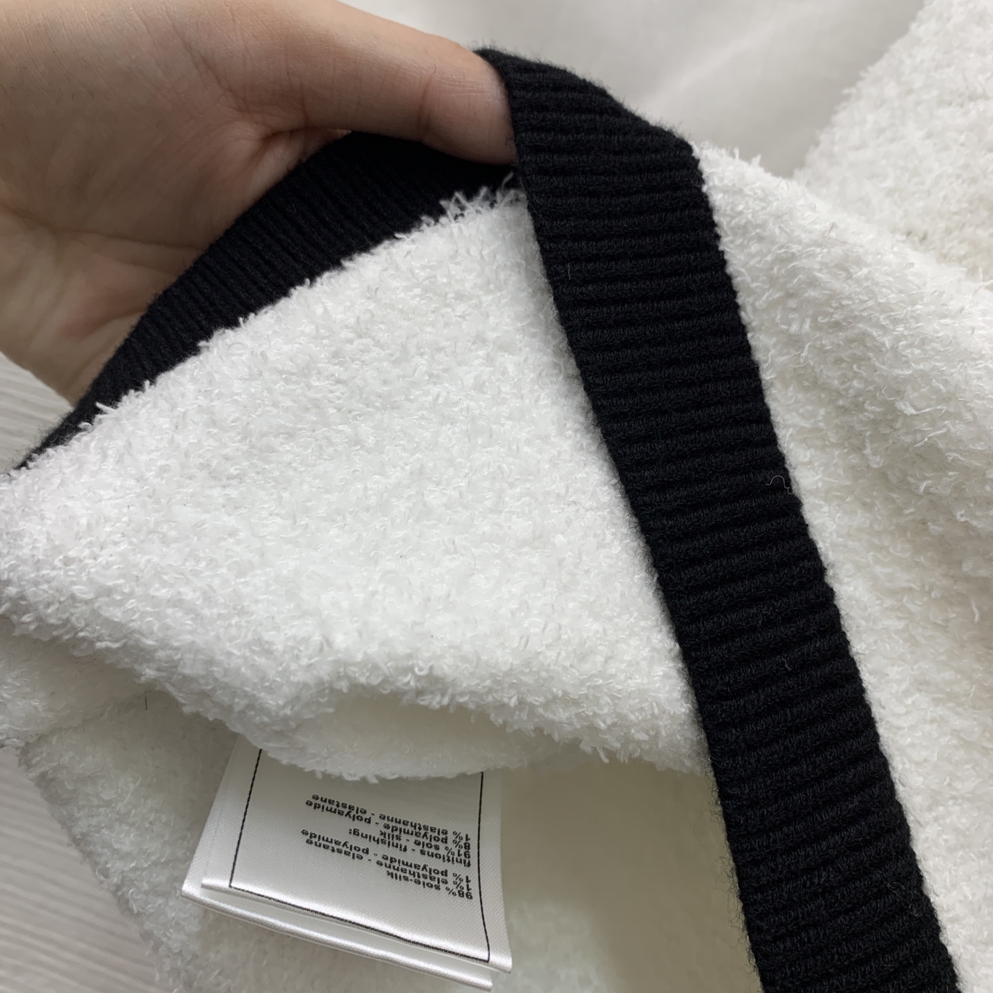 款号G CHANE*新款 香奶奶家高端定制面料毛绒绒质感软糯亲肤！系扣门襟内测织带锁边撞色拼接时尚百搭圆