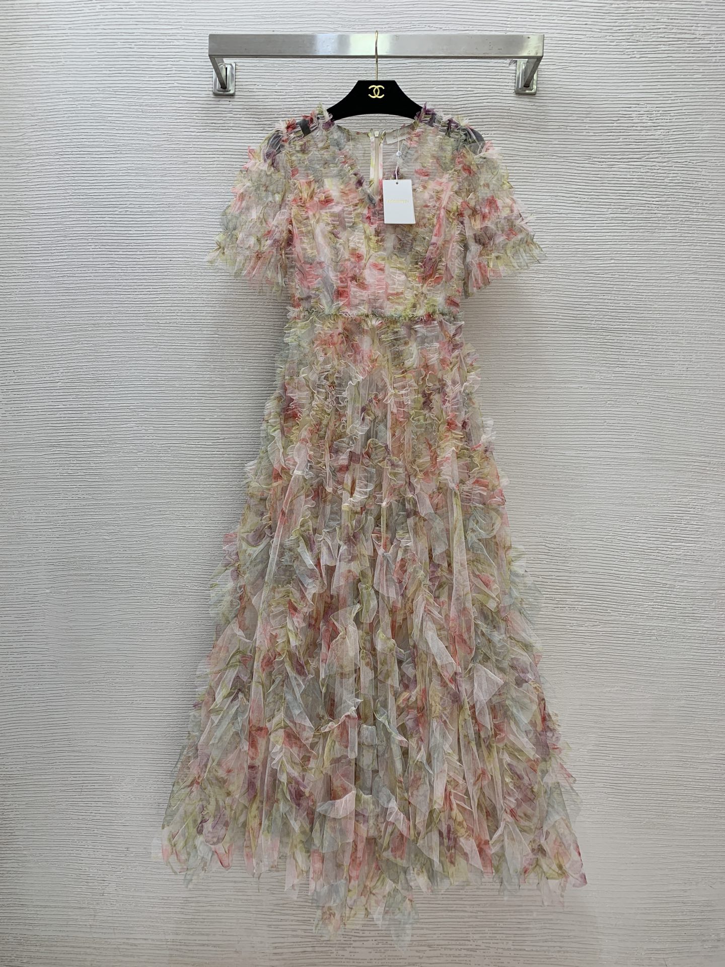 NO:660942,Style No. G25121682 ZIMMERMA*N ZIMMERMA*N, an Australian brand, is a high-end custom-made, elegant and fashionable resort-style contrasting color blooming printed fungus, heavy-duty pleated lace splicing, waist slimming, puffy big skirt, long V-neck short-sleeved dress!   (S size bust 84, high waist 68, sleeve length 28, skirt length 132), Zimmerman-clothing, skirts, T-shirt,  19860909款号G25121682 ZIMMERMA*N 兹默曼澳洲品牌高端定制、气质时尚度假风撞色晕染印花木耳边重工压褶花边拼接收腰显瘦蓬蓬大裙摆长款V领短袖连衣裙！  （S码胸围84,高腰围68,袖长28,裙长132）,兹默曼-服装,skirts,T-shirt, ,Women's clothing