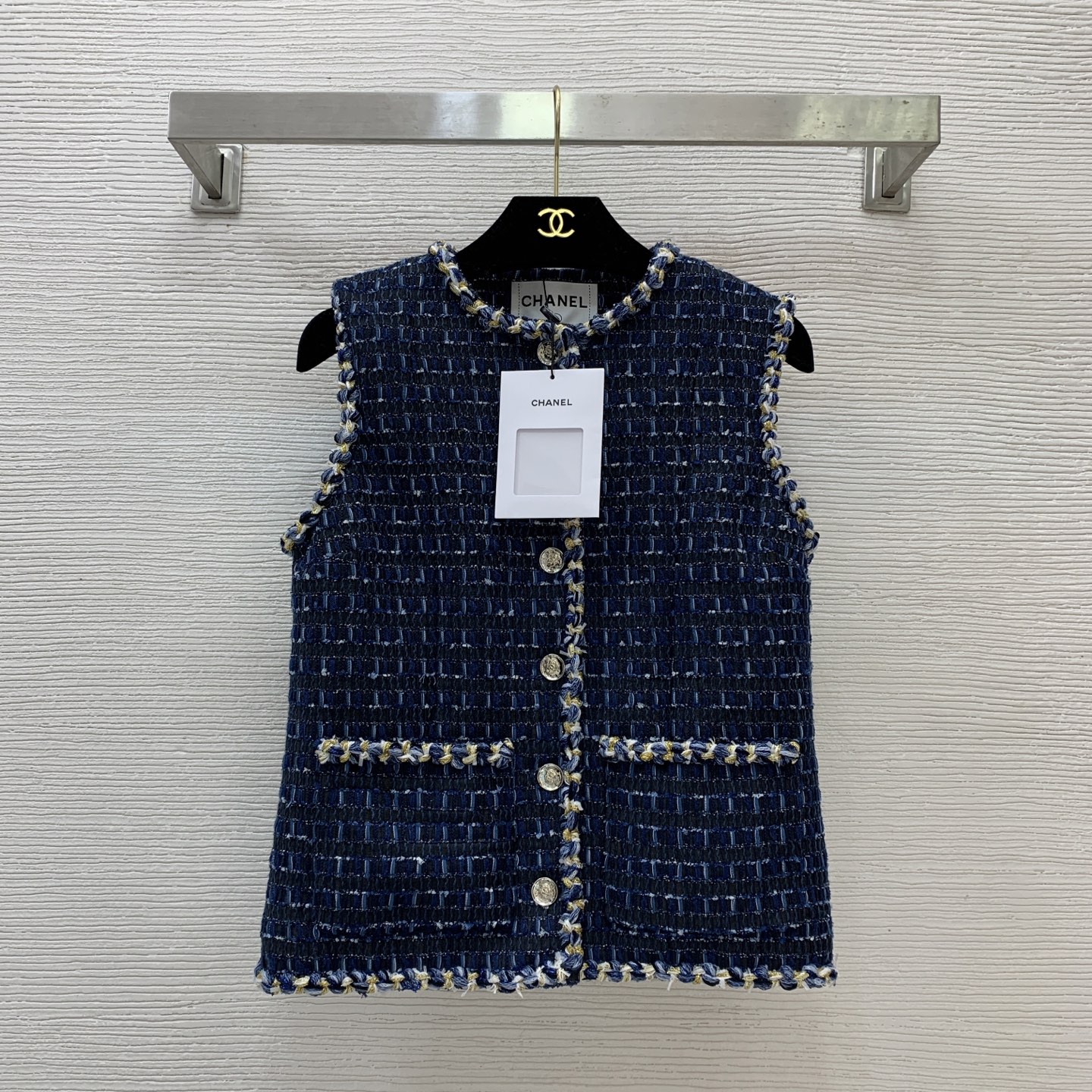 NO:664314,Model No. G25121662 CHANE*L's new style for early spring 2026. High-end boutique customized Silk silk lining, hand-bundled twist braided edges, slim and slim button placket, round neck, sleeveless vest tweed jacket!  Navy blue, 36.38.40 (shoulder width 35 for size 36, bust 88, length 54) hair,,chanel,jackets & coats,real silk, 19860909款号G25121662 CHANE*L香奶奶26年早春新款 高端精品定制Silk真丝里布内衬、手工捆边麻花编织包边、修身显瘦系扣门襟圆领无袖马甲粗花呢外套！藏蓝色,36.38.40（36码肩宽35,胸围88,衣长54）发,,chanel,jackets & coats,real silk, ,Women's clothing