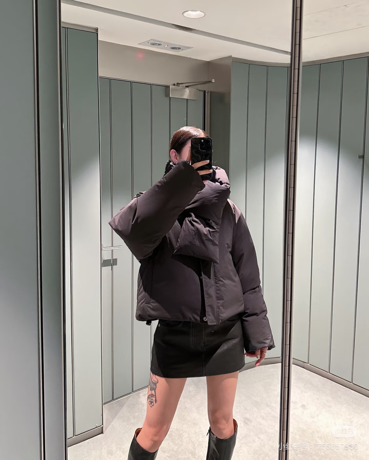 NO:658669,Model No. G25121286 Alexander Wan* Wangjia’s new style, fashionable and simple, embroidered letter logo on the chest, white duck down filling inside, thickened and warm, short stand-up collar down jacket with down scarf!  Black, (S size shoulder width 52, chest 118, sleeve length 59, clothing length 55) hair,,alexander wang,jackets & coats,down jacket,alexander wang19860909款号G25121286 Alexander Wan*大王家新款 时尚简约胸前字母logo刺绣徽标、内里白鸭绒填充物加厚保暖短款立领围脖羽绒服外套配羽绒围巾！黑色,（S码肩宽52,胸围118,袖长59,衣长55）发,,alexander wang,jackets & coats,down jacket,alexander wang,Women's clothing