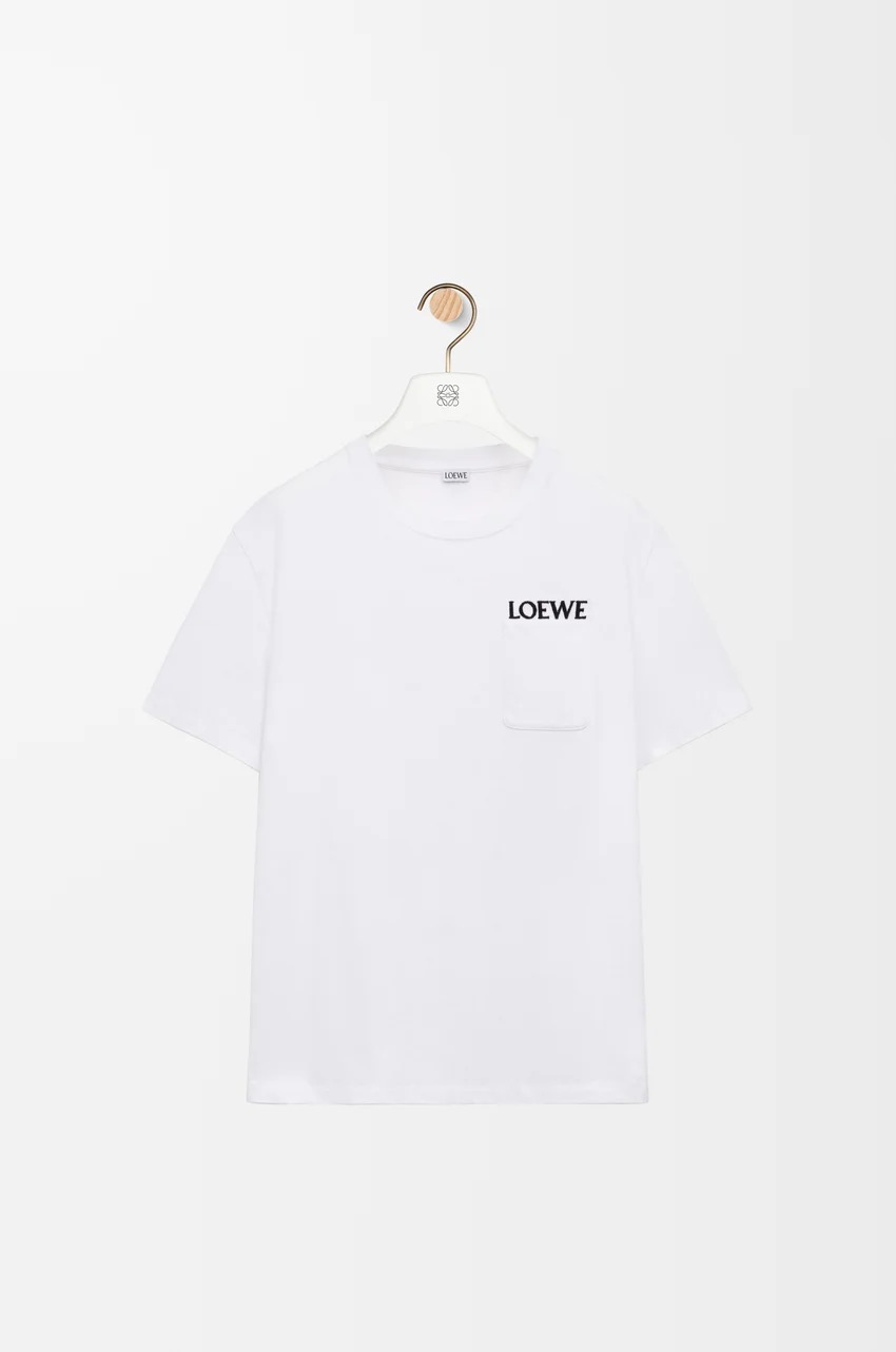 NO:658665,Style No. D25121284 Same style for men and women LOEW*26 early spring new style, high-end customized quality!  Loose large casual round neck short-sleeved T-shirt top with embroidered logo on the chest pocket!  White, black, --- (M size shoulder width 57, chest 116, sleeve length 19, clothing length 73) hair,, loewe, T-shirt, tees, t-shirt, alexander wang19860909款号D25121284 男女同款LOEW*26早春新款 高端定制精品质量！胸前口袋刺绣logo徽标宽松大版休闲圆领短袖t恤上衣！白色、黑色、---（M码肩宽57,胸围116,袖长19,衣长73）发,,loewe,T-shirt,tees，t-shirt,alexander wang,Women's clothing
