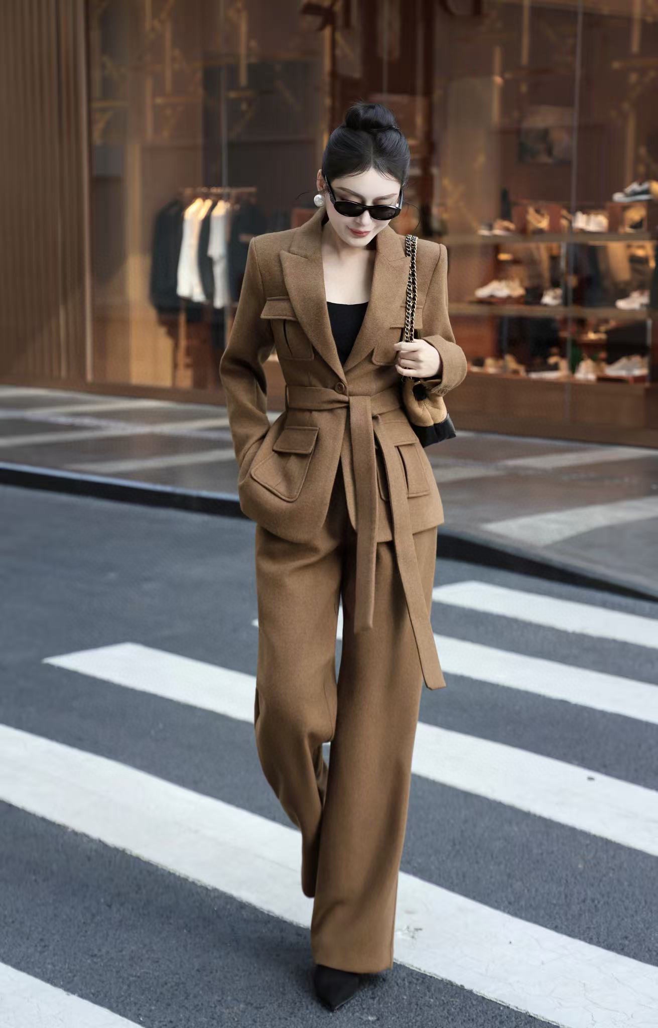 NO:661069,Style No. G25121245 Yves Saint Laurent YSL new winter style high-end custom fashion versatile woolen suit for commuting!  Two-button, two-pocket slim fit suit jacket with pleated design, loose and versatile trousers!  Khaki brown, brown, 36.38.40.42 (size 38 shoulder width 38 with shoulder pads, bust 88, sleeve length 59, dress length 69; waist 70, trouser length 106), saint laurent-clothing, saint laurent, saint laurent, jackets & coats, business suit,  19860909款号G25121245 圣罗兰YSL冬季新款 高端定制时尚通勤百搭毛呢套装！两粒扣双口袋修身显瘦西装外套压褶设计宽松百搭西裤长裤！卡其棕、咖啡色、36.38.40.42（38码肩宽38有垫肩,胸围88,袖长59,衣长69；腰围70,裤长106）,圣罗兰-服装,saint laurent,saint laurent,jackets & coats,business suit, ,Women's clothing