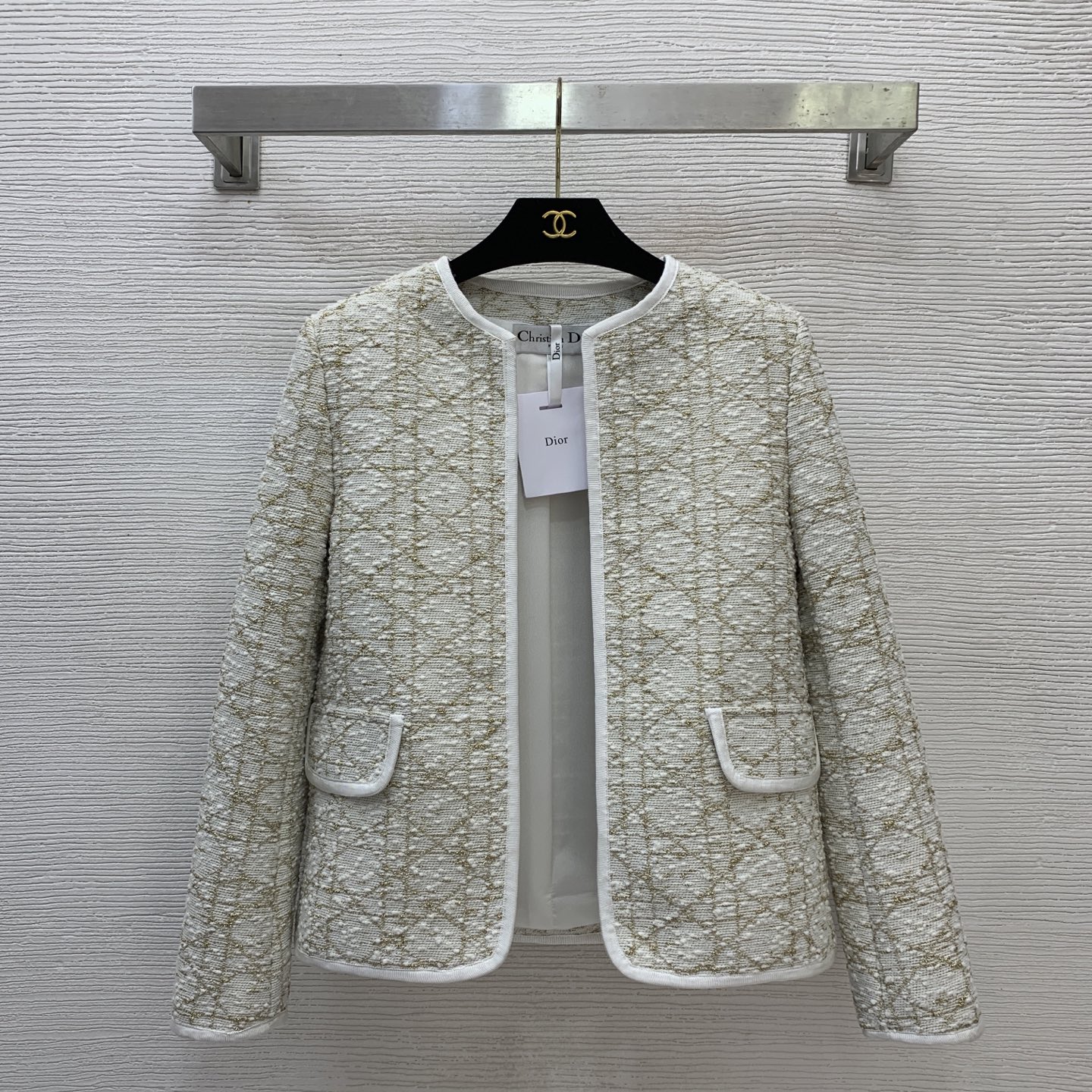 NO:661055,Model No. G25121768 Dio* new model D’s high-end European custom-made glittering gold thread blended Tengg pattern woolen fabric, webbing edged buttonless placket round neck slim jacket!  36-38-40-42 (F38 shoulder width 36 with shoulder pads, bust 92~96, sleeve length 58, dress length 58), Dior-clothing, dior, dior, dior, jackets & coats,  19860909款号G25121768 Dio*新款 D家高端欧货定制闪丝金线混纺腾格纹粗纺面料、织带包边无扣门襟圆领修身外套！36-38-40-42（F38码肩宽36有垫肩,胸围92～96,袖长58,衣长58）,迪奥-服装,dior,dior,dior,jackets & coats, ,Women's clothing