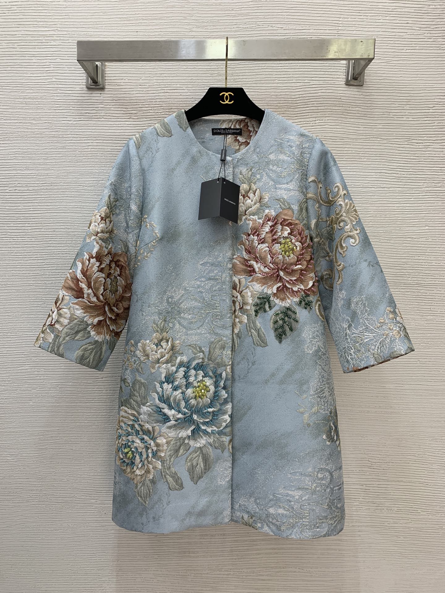 NO:660939,Style No. G25121672 Dolce & Gabbana DG* new high-end customized textured jacquard fabric with crisp and stylish shape!  Peony flower pattern front piece with heavy beading decoration, loose version slimming round neck three-quarter sleeves mid-length coat!  (Small shoulder width 37, chest 98, sleeve length 45, clothing length 86), Dolce & Gabbana-clothing, Dolce&Gabbana, jackets & coats,  19860909款号G25121672 杜嘉班纳DG*新款 高端定制肌理感提花面料版型挺括有型！牡丹花朵图案前片重工钉珠装饰宽松版显瘦圆领七分袖外套中长款大衣！ （S码肩宽37,胸围98,袖长45,衣长86）,杜嘉班纳-服装,Dolce&Gabbana,jackets & coats, ,Women's clothing