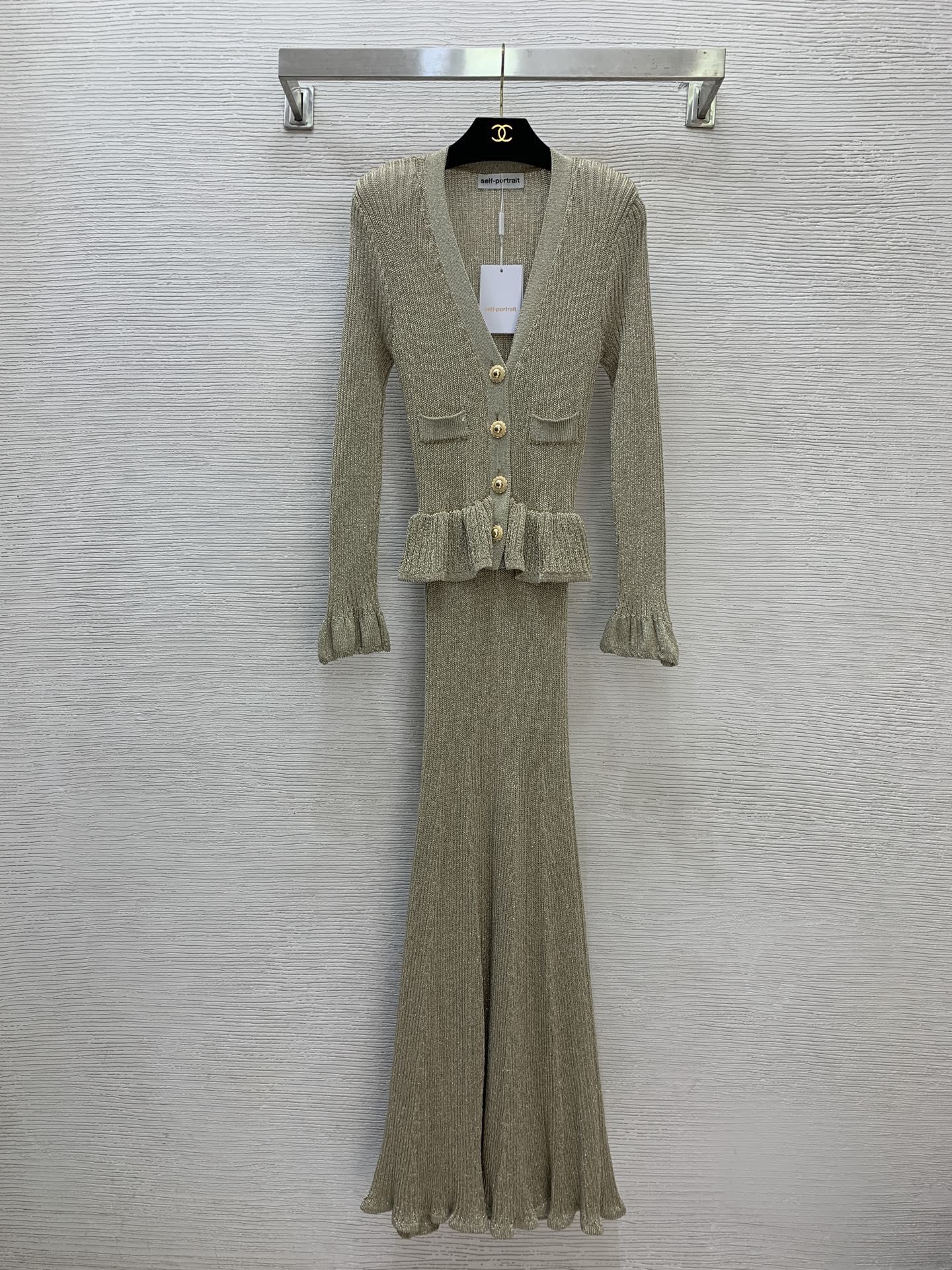 NO:700852,Style No. G25121723 Self-portrai* new model SP home customized glitter silver thread blended blingbling sparkling high-end ruffle stitching fake two-piece button placket long V-neck knitted dress!  Red, gold, (M size bust 64~88 elastic, waist 54~72 elastic, sleeve length 58, skirt length 128), women's clothing, skirts,19860909款号G25121723 Self-portrai*新款 SP家定制闪丝银线混纺blingbling闪耀高级荷叶边拼接假两件系扣门襟长款V领针织连衣裙！红色、金色、 （M码胸围64～88弹力,腰围54～72弹力,袖长58,裙长128）,女装,skirts,,Women's clothing