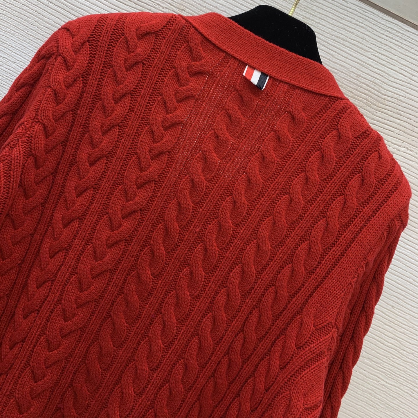 款号G THOM BROWN*新款 TB经典四杠袖章装饰、三色织带拼接麻花纹V领长袖短款针织开衫上衣！红