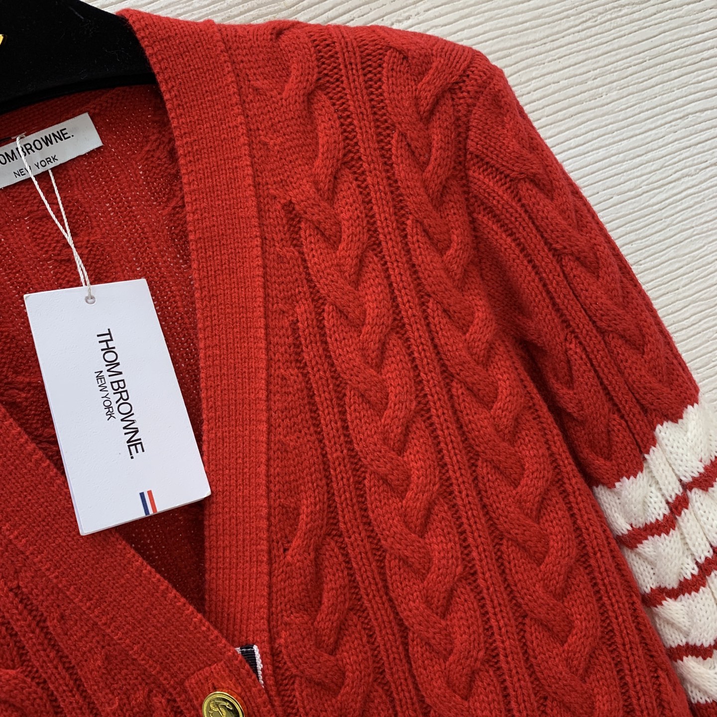款号G THOM BROWN*新款 TB经典四杠袖章装饰、三色织带拼接麻花纹V领长袖短款针织开衫上衣！红