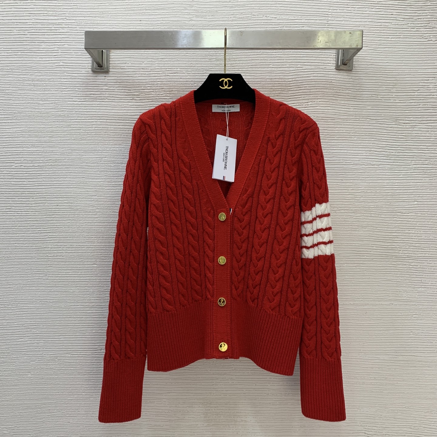 NO:660928,Model No. G25121720 THOM BROWN* new TB classic four-bar armband decoration, three-color webbing splicing twist pattern V-neck long-sleeved short knitted cardigan top!  Red, (M size shoulder width 37, bust 96, sleeve length 59, dress length 55), Thom Browne-Clothing,thom browne, 19860909款号G25121720 THOM BROWN*新款 TB经典四杠袖章装饰、三色织带拼接麻花纹V领长袖短款针织开衫上衣！红色,（M码肩宽37,胸围96,袖长59,衣长55）,汤姆布朗-服装,thom browne, ,Women's clothing