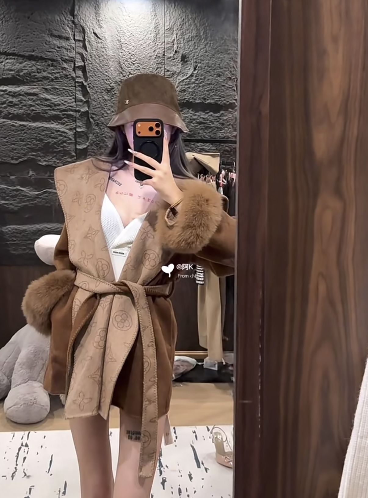 NO:658659,Model No. G25121345 MIUMI*Miaojia's new high-end customized double-sided wool high-quality fabric cuffs with detachable fox fur collar decoration, loose and versatile, sweet temperament, big lapel hooded fur coat for small people!  Brown, charcoal black, dark gray, (M size shoulder width 45, chest 100, sleeve length 59, clothing length 79) hair,,miumiu,jackets & coats,hats,alexander wang19860909款号G25121345 MIUMI*缪家新款高端定制双面羊毛呢优质面料袖口可拆卸狐狸毛领装饰宽松百搭气质甜美大翻领连帽小个子毛呢大衣外套！咖色、炭黑色、深灰色、（M码肩宽45,胸围100,袖长59,衣长79）发,,miumiu,jackets & coats,hats,alexander wang,Women's clothing