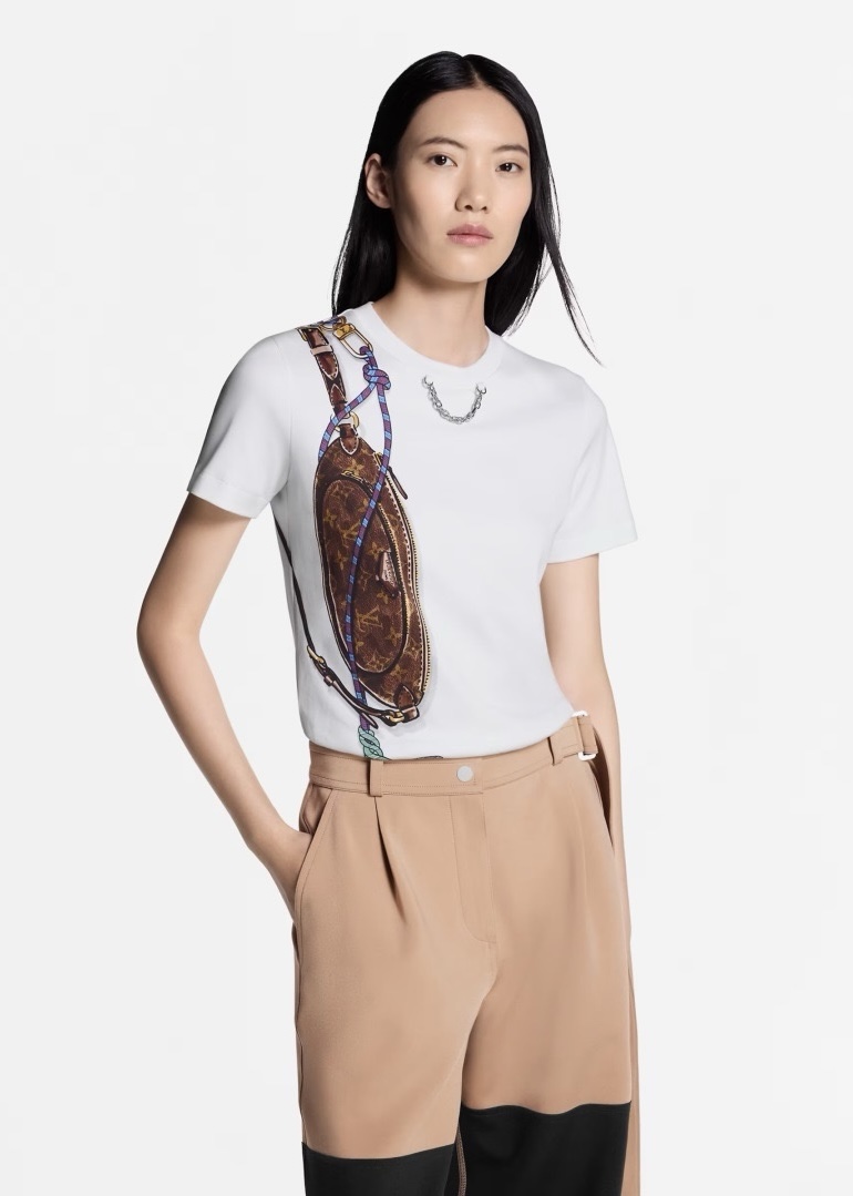 NO:661031,Style No. G25121310 LOUIS*LV’s 26 spring and summer new classic presbyopia logo printed bag pattern silver chain decoration loose fashionable casual short t-shirt top!  (M size shoulder width 43, chest 94, sleeve length 20, clothing length 65), Louis Vuitton-clothing, louis vuitton, louis vuitton, louis vuitton, louis vuitton, louis vuitton, tees, t-shirt,  19860909款号G25121310 LOUIS*驴家LV26年春夏上新经典老花logo印花包包图案银色链条装饰宽松时尚休闲短款t恤上衣！（M码肩宽43,胸围94,袖长20,衣长65）,路易威登-服装,louis vuitton,louis vuitton,louis vuitton,louis vuitton,louis vuitton,tees，t-shirt, ,Women's clothing