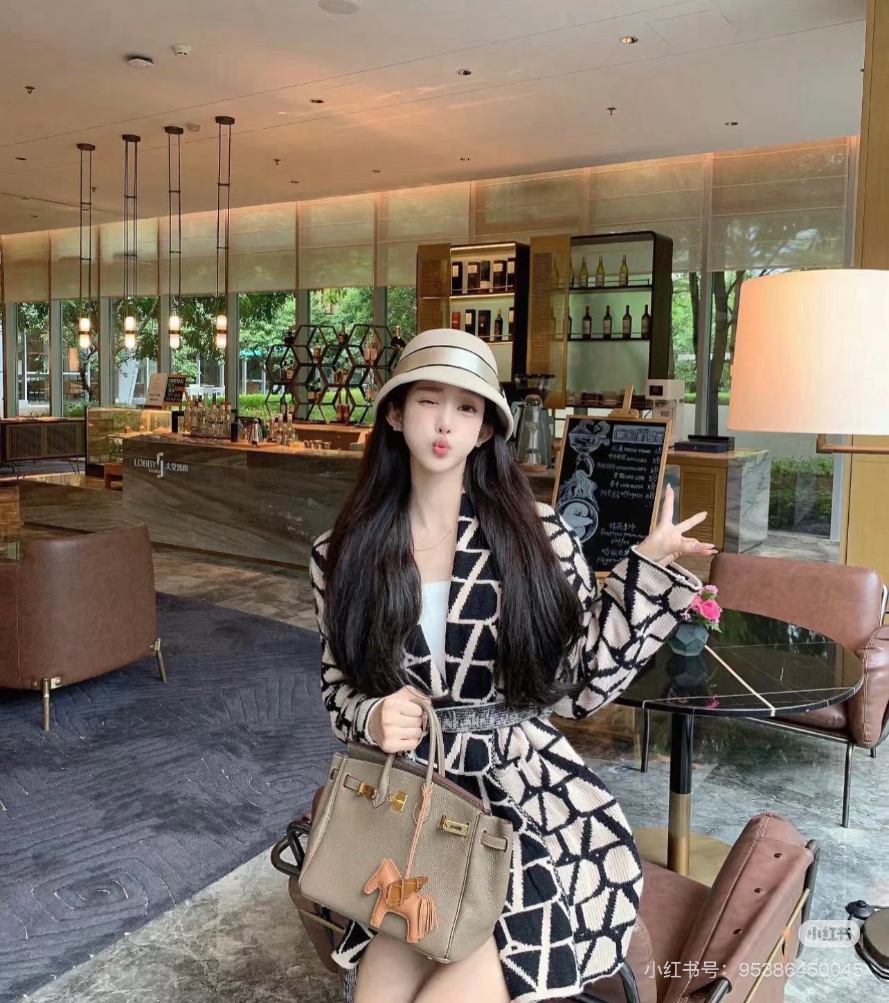 NO:658666,Style No. G25121362 Star Jolin Tsai’s same model VALENTIN*O Warren’s new high-end customized wool yarn fabric, all-over monogram logo two-color jacquard, elegant and fashionable scarf collar with belt to tighten the waist to slim down the knitted dress!  Apricot, gray, (M size shoulder width 38, bust 100~104, sleeve length 61, dress length 80) hair,,valentino,valentino,skirts,alexander wang19860909款号G25121362 明星蔡依琳同款VALENTIN*O华伦家新款 高端定制羊毛纱线面料、满身字母组合logo双色提花、气质时尚围巾领搭配腰带收腰显瘦针织连衣裙！杏色、灰色、（M码肩宽38,胸围100～104,袖长61,衣长80）发,,valentino,valentino,skirts,alexander wang,Women's clothing