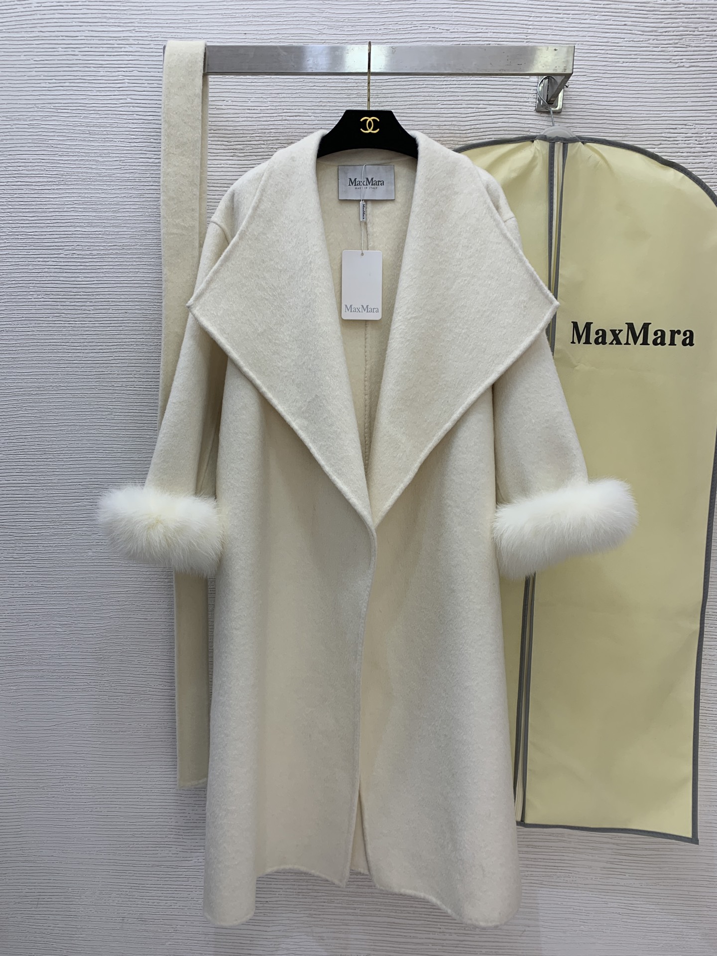 NO:666397,Comes with dust bag model number G25121818 MaxMar* new high-end customized merino wool high-quality fabric, detachable fox fur collar decoration on the cuffs, buttonless placket, large lapel, mid-length woolen coat, free dust bag!  Off-white, caramel brown, classic black, (M size shoulder width 49, bust 106, sleeve length 47, dress length 116) hair,,jackets & coats, 19860909配防尘袋款号G25121818 MaxMar*新款高端定制美丽奴羊毛呢优质面料、袖口可拆卸狐狸毛领装饰 无扣门襟大翻领中长款毛呢大衣外套赠送防尘袋！米白色、焦糖棕、经典黑、（M码肩宽49,胸围106,袖长47,衣长116）发,,jackets & coats, ,Women's clothing