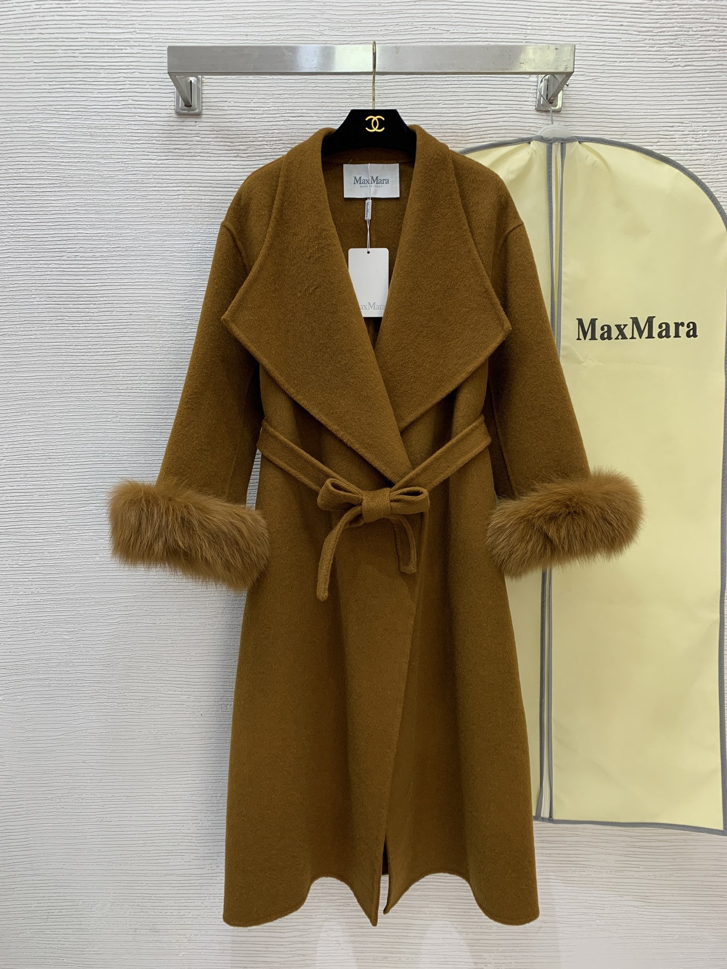 NO:666401,Comes with dust bag model number G25121818 MaxMar* new high-end customized merino wool high-quality fabric, detachable fox fur collar decoration on the cuffs, buttonless placket, large lapel, mid-length woolen coat, free dust bag!  Off-white, caramel brown, classic black, (M size shoulder width 49, bust 106, sleeve length 47, dress length 116) hair,,jackets & coats, 19860909配防尘袋款号G25121818 MaxMar*新款高端定制美丽奴羊毛呢优质面料、袖口可拆卸狐狸毛领装饰 无扣门襟大翻领中长款毛呢大衣外套赠送防尘袋！米白色、焦糖棕、经典黑、（M码肩宽49,胸围106,袖长47,衣长116）发,,jackets & coats, ,Women's clothing