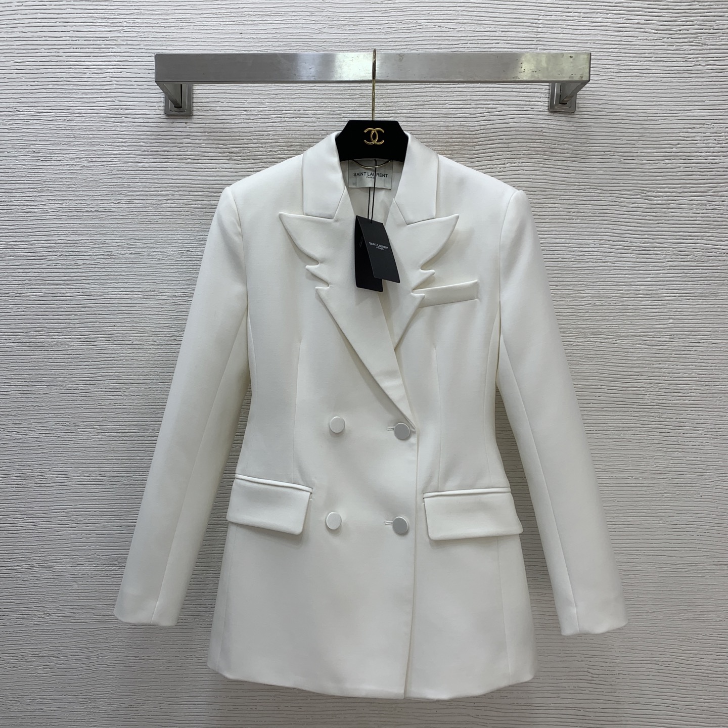 NO:666410,Style number G25121839 Yves Saint Laurent new model!  YSL high-end European goods customized personalized design wing collar double-row four-button wool suit jacket!  Off-white, black, (S size shoulder width 39 with shoulder pads, bust 88, sleeve length 60, dress length 73) hair, saint laurent, saint laurent, jackets & coats, business suit,  19860909款号G25121839 圣罗兰 新款上新！YSL高端精品欧货定制个性设计翅膀领子双排四粒扣羊毛西装外套！米白色,黑色,（S码肩宽39有垫肩,胸围88,袖长60,衣长73）发,,saint laurent,saint laurent,jackets & coats,business suit, ,Women's clothing