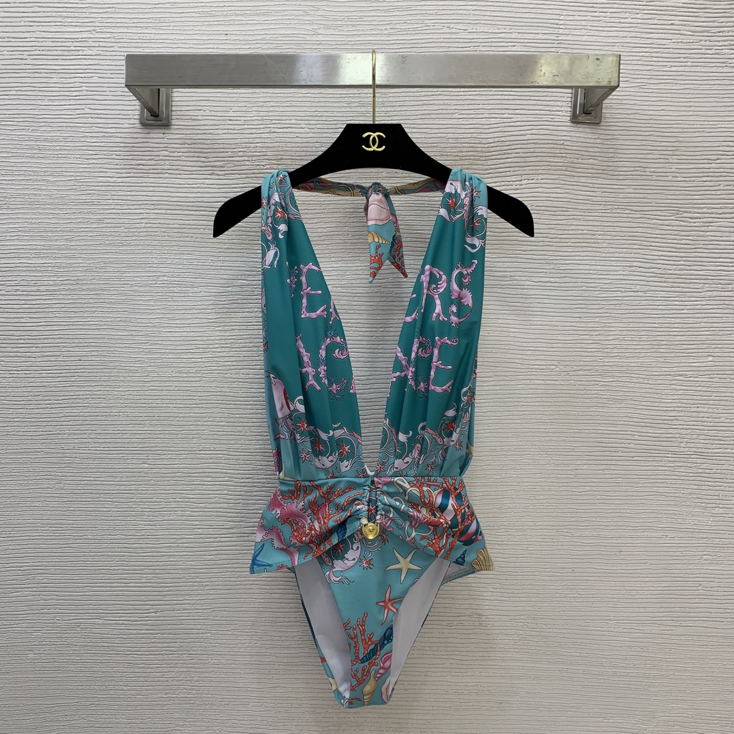NO:665527,Model No. D25121754 VERSAC*Fan's new model, underwater world plant starfish print, gold pin decoration, deep V-neck halter backless one-piece swimsuit (with breast pads) casual and versatile tight-fitting suspender top, a must-have for seaside resorts, hot springs and swimming pools!  ,发,,versace,swimsuits, 19860909款号D25121754 VERSAC*范家新款 海底世界植物海星印花、金色别针装饰深V领挂脖露背连体泳衣（有胸垫）休闲百搭紧身吊带上衣,海边度假温泉游泳池必备！ ,发,,versace,swimsuits, ,Women's clothing