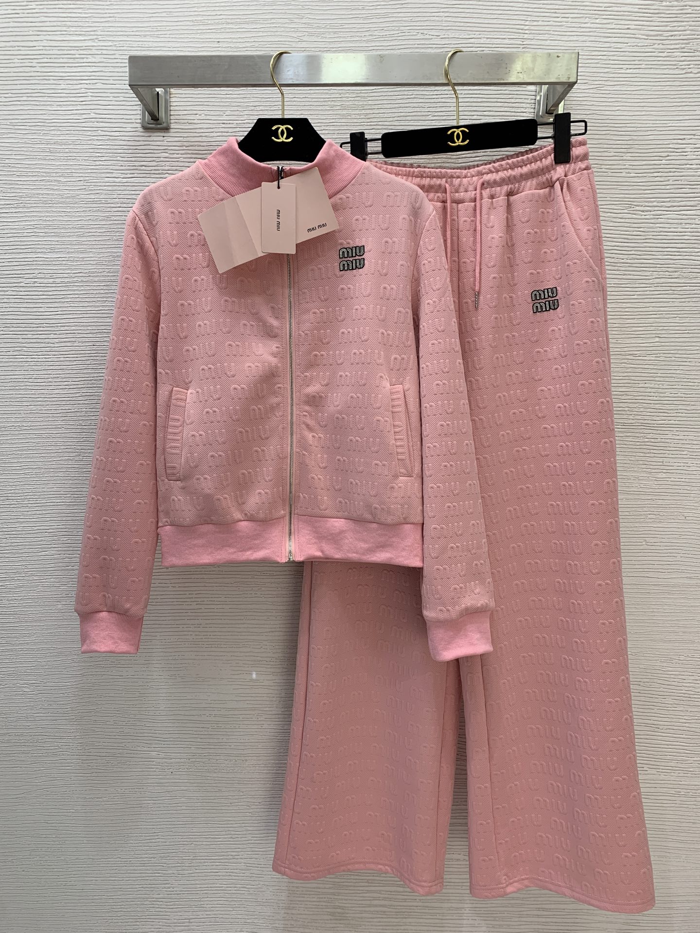 NO:665983,Style number G25121839 MIUMI*U new two-piece suit with embossed letter logo and casual temperament!  Threaded stitching stand-up collar long-sleeved zipper jacket thin coat top drawstring elastic waist loose wide-leg pants casual trousers!  Pink, brown, black, (M size shoulder width 40, bust 90, sleeve length 60, clothing length 54; waist 68 can be elasticated, hip 96, pants length 101) hair,,miumiu,jackets & coats,jackets & coats, 19860909款号G25121839 MIUMI*U新款字母logo压花休闲气质两件套装！螺纹拼接立领长袖拉链夹克薄外套上衣抽绳松紧腰宽松阔腿裤休闲长裤！粉色、咖色、黑色、 （M码肩宽40,胸围90,袖长60,衣长54；腰围68可松紧,臀围96,裤长101）发,,miumiu,jackets & coats,jackets & coats, ,Women's clothing
