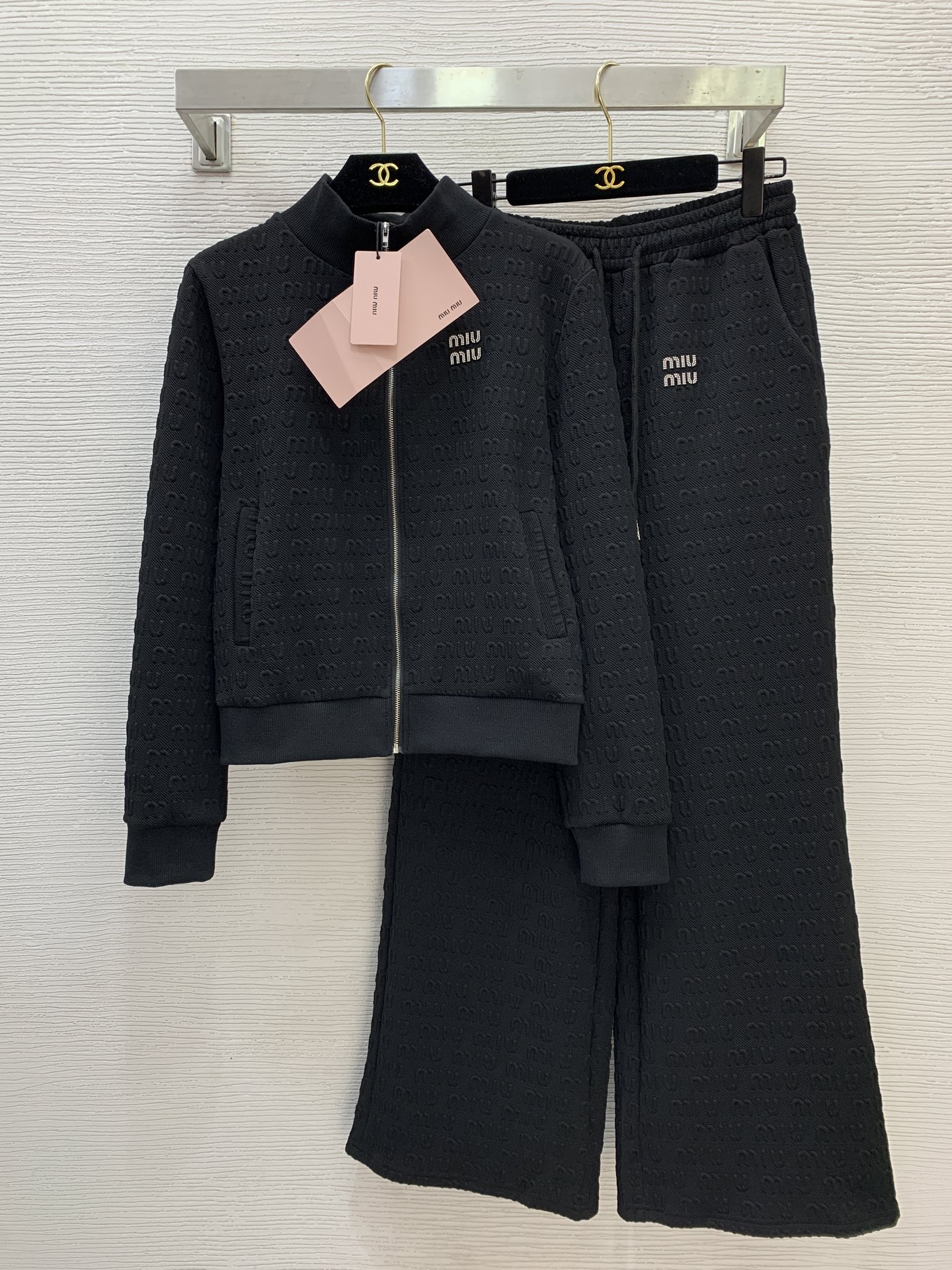 NO:676623,Style number G25121839 MIUMI*U new two-piece suit with embossed letter logo and casual temperament!  Threaded stitching stand-up collar long-sleeved zipper jacket thin coat top drawstring elastic waist loose wide-leg pants casual trousers!  Pink, brown, black, (M size shoulder width 40, bust 90, sleeve length 60, clothing length 54; waist 68 can be elasticated, hip 96, pants length 101), Miumiu-clothing, miumiu, jackets & coats, jackets & coats,19860909款号G25121839 MIUMI*U新款字母logo压花休闲气质两件套装！螺纹拼接立领长袖拉链夹克薄外套上衣抽绳松紧腰宽松阔腿裤休闲长裤！粉色、咖色、黑色、 （M码肩宽40,胸围90,袖长60,衣长54；腰围68可松紧,臀围96,裤长101）,缪缪-服装,miumiu,jackets & coats,jackets & coats,,Women's clothing