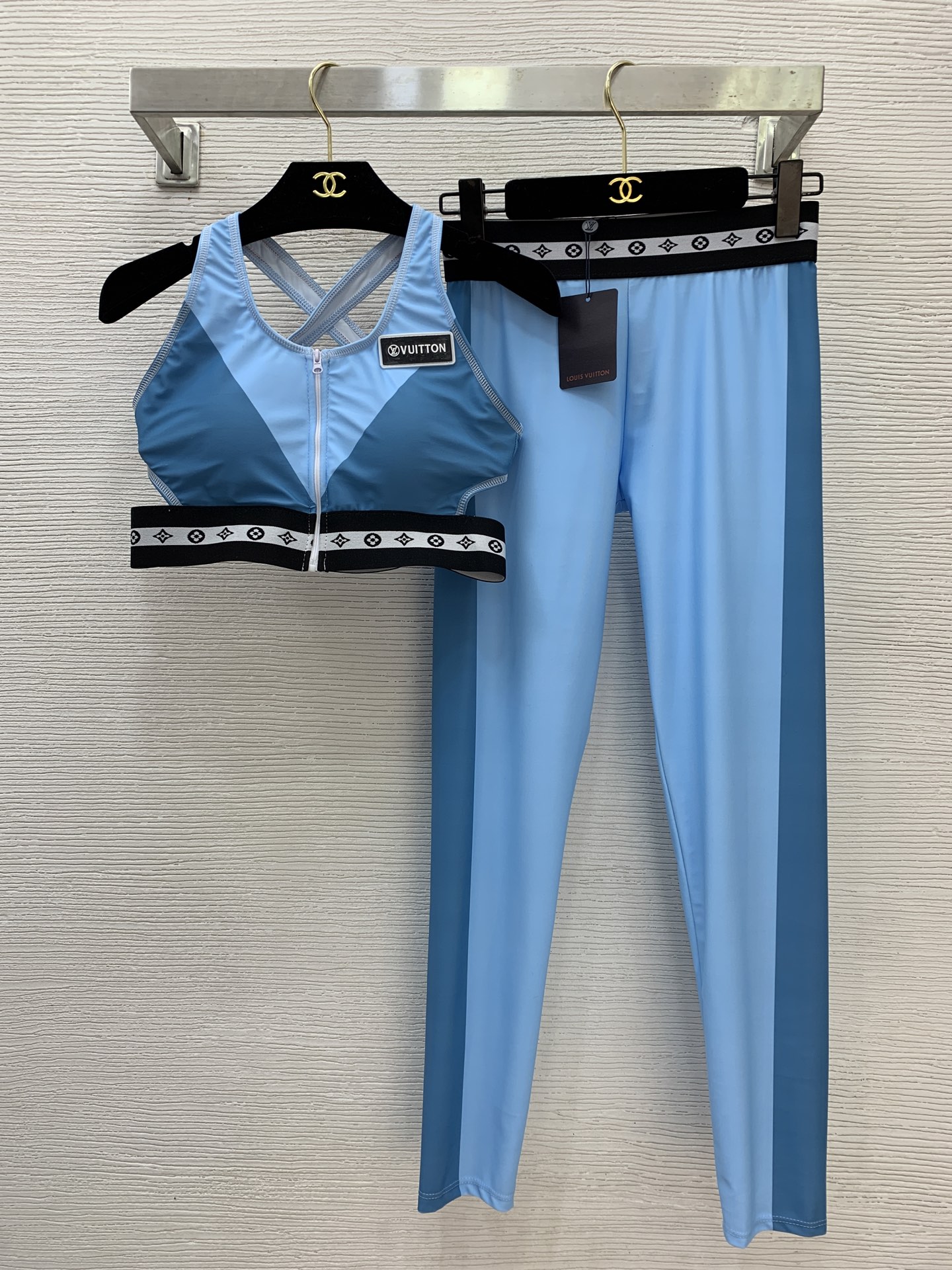 NO:665985,Style number G25121864 LOUIS*LV’s new running and fitness yoga set!  Zipper front webbing splicing cross backless vest top (with chest pad) elastic webbing splicing leggings!  Fabric with high elasticity (L size bust 72 elastic, hem waist 68 elastic; total length 34; waist 64 elastic, pants length 87) hair,,louis vuitton,louis vuitton,louis vuitton,louis vuitton, 19860909款号G25121864 LOUIS*驴家LV新款跑步运动健身瑜伽套装！拉链前襟织带拼接交叉露背小背心上衣(有胸垫）弹力织带拼接紧身裤！面料高弹力 （L码胸围72弹力,下摆腰围68弹力；总长34；腰围64可弹力,裤长87）发,,louis vuitton,louis vuitton,louis vuitton,louis vuitton, ,Women's clothing