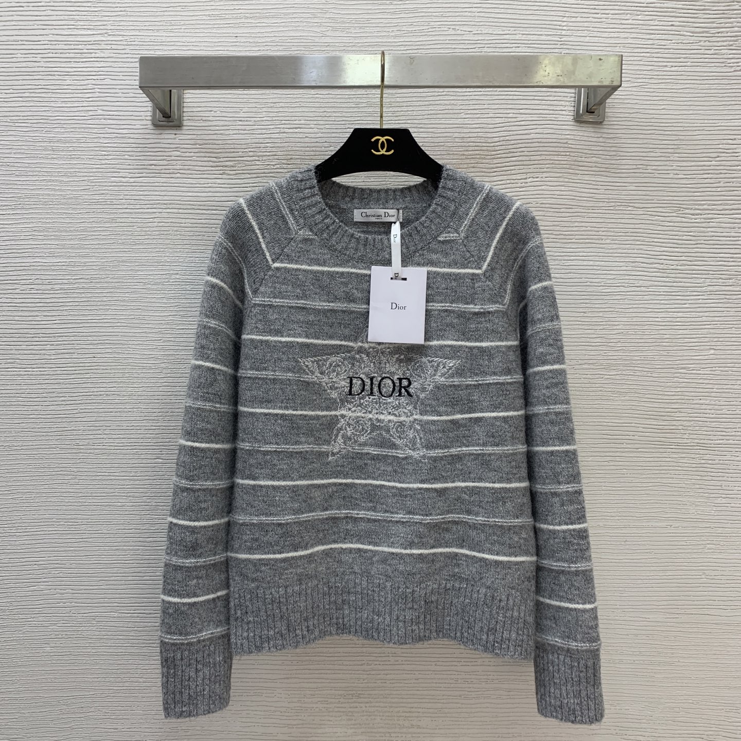 NO:665989,Style number G25121824 Dio* new high-end customized cashmere wool blended D family letter logo five-pointed star embroidery pattern, casual and lazy striped wool sweater pullover long-sleeved sweater!  Gray, 36-38-40 (size 38 bust 98, raglan sleeve length 67, dress length 56) hair,, dior, dior, sweaters,  19860909款号G25121824 Dio*新款 高端定制山羊绒羊毛混纺D家字母logo五角星星刺绣图案、休闲慵懒风间条纹羊毛针织衫套头长袖毛衣！灰色,36-38-40（38码胸围98,连肩袖长67,衣长56）发,,dior,dior,sweaters, ,Women's clothing