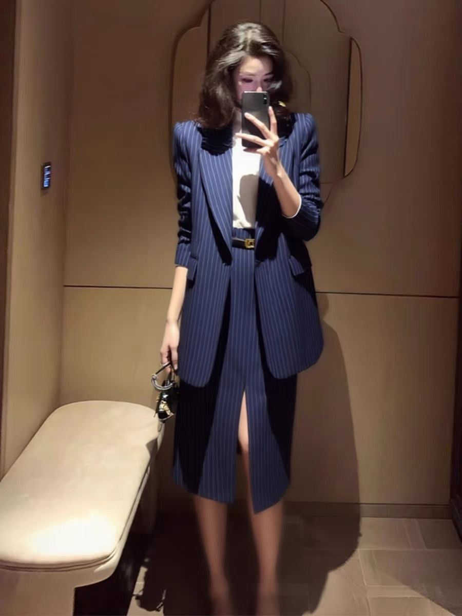 NO:660919,Style number G25121642 Saint Laurent YSL’s new 26 spring and summer items are recommended!  A two-piece vertical striped suit for working women with classy temperament!  One-button placket, flap pockets, slim fit mid-length blazer (comes with brooch), center front slit design, mid-length hip-covering skirt, one-step skirt!  (M size shoulder width 41 with shoulder pads, bust 94, sleeve length 57, dress length 73; waist 72, hip 92, skirt length 76), saint laurent-clothing, saint laurent, saint laurent, skirts, jackets & coats, business suit, brooch, breastpin,  19860909款号G25121642 圣罗兰YSL新款26年春夏单品推荐！气质通勤职场女性竖条纹西装两件套装！一粒扣门襟翻盖口袋修身显瘦中长款西装外套(赠送胸针）前中开叉设计中长款包臀半身裙一步裙！ （M码肩宽41有垫肩,胸围94,袖长57,衣长73；腰围72,臀围92,裙长76）,圣罗兰-服装,saint laurent,saint laurent,skirts,jackets & coats,business suit,brooch，breastpin, ,Women's clothing