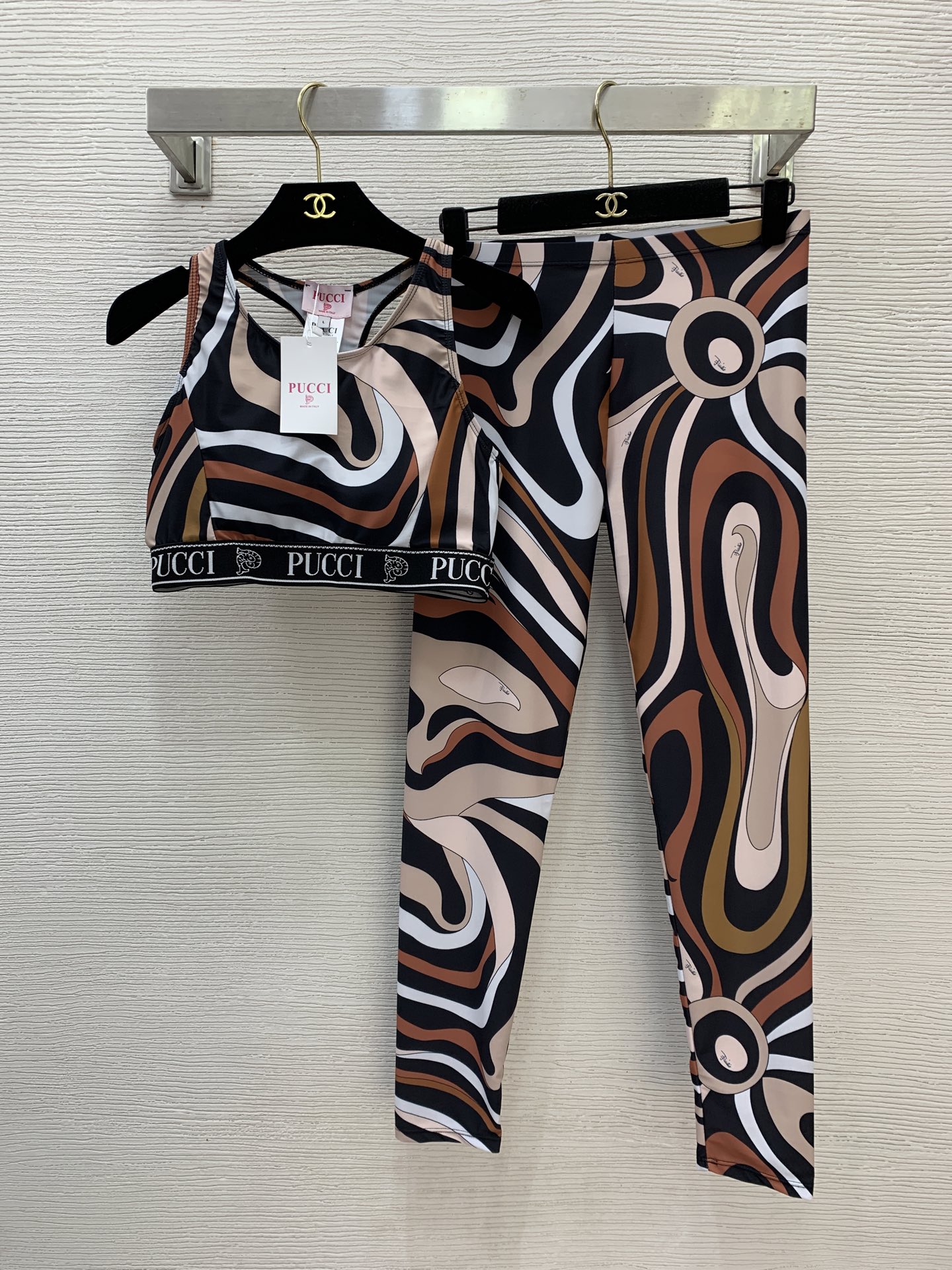 NO:666872,Style No. D25121953 PUCC*26 spring and summer new style, zebra pattern logo webbing stitching fitness and high elasticity yoga suit!  Short, navel-baring vest top (with breast pads), high-elastic butt lifting leggings, walking sweatpants!  (L size bust 70~90 elastic, total length 32; waist 66~80 elastic, pants length 88) hair,, 19860909款号D25121953 PUCC*26年春夏新款、斑马纹logo织带拼接健身运动高弹力瑜伽套装！小短款露肚脐背心上衣（带胸垫）高弹力提臀紧身裤散步运动裤！（L码胸围70～90弹力,总长32；腰围66～80弹力,裤长88）发,, ,Women's clothing