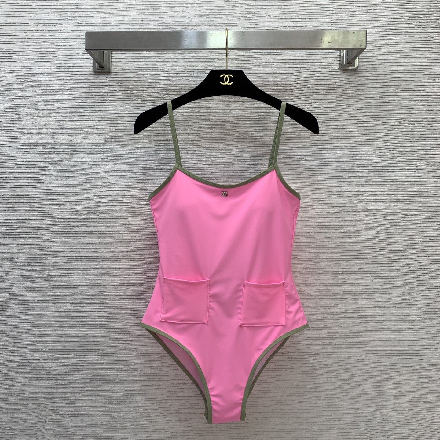 NO:666858,Model No. D25121935 CHANE* Xiang Grandma's 26th Spring and Summer New Style, Double C inlaid with diamonds, contrasting edges, double pockets, slim fit, suspender top, one-piece swimsuit (with breast pads), a must-have for seaside resorts, hot springs and swimming pools!  pink,black,,hair,,chanel,swimsuits, 19860909款号D25121935 CHANE*香奶奶26年春夏新款 双C镶钻装饰撞色包边双口袋修身显瘦吊带紧身上衣连体泳衣(有胸垫）海边度假温泉游泳池必备！粉色、黑色、  ,发,,chanel,swimsuits, ,Women's clothing