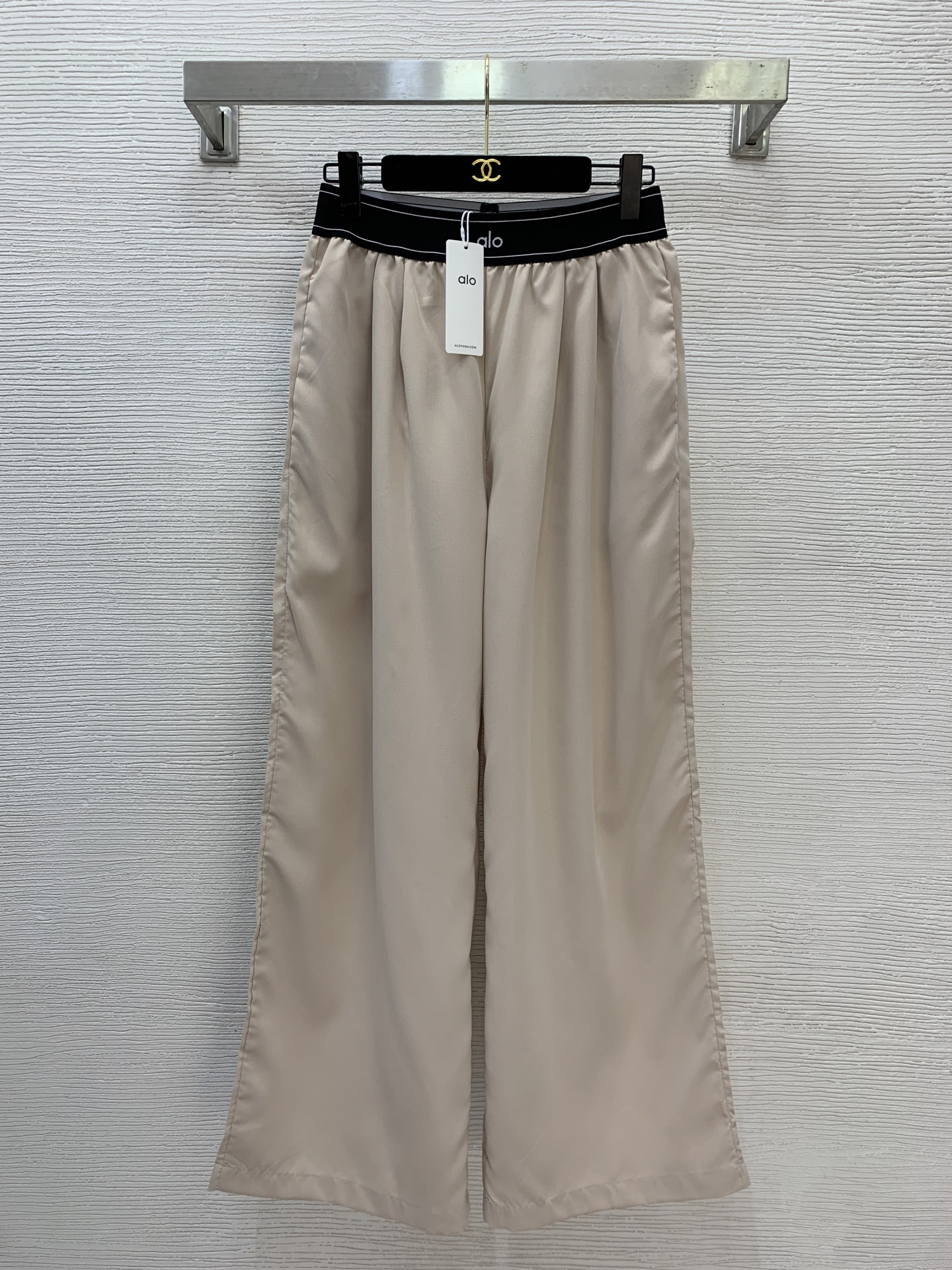 NO:666861,Style No. D25122052 Aloyoga's new style, contrasting logo webbing splicing with pockets on both sides, loose and versatile casual cotton wide-leg pants!  Khaki, purple, dark blue, army green, classic black, (M size waist 64~74 with elastic, pants length 104/waist lay flat ±4) hair,, 19860909款号D25122052 Aloyoga新款 撞色logo织带拼接两侧插口袋宽松百搭休闲棉质阔腿裤！卡其色、紫红色、深蓝色、军绿色、经典黑、 （M码腰围64～74有弹力,裤长104/腰围平铺±4）发,, ,Women's clothing