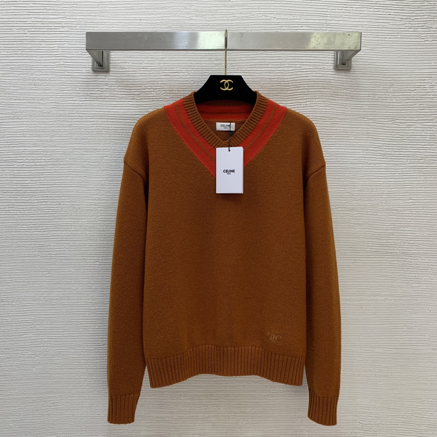 NO:666845,Style No. G25122074 Celin’s latest high-end customized wool yarn fabric, contrast stripe splicing V-neck long-sleeved sweater!  Brown, navy blue, (M size shoulder width 49, bust 98, sleeve length 55, dress length 58),,celine,sweaters, 19860909款号G25122074 Celin*新款 高端定制羊毛纱线面料、撞色条纹拼接V领长袖针织衫毛衣！咖色、藏蓝色、（M码肩宽49,胸围98,袖长55,衣长58）,,celine,sweaters, ,Women's clothing