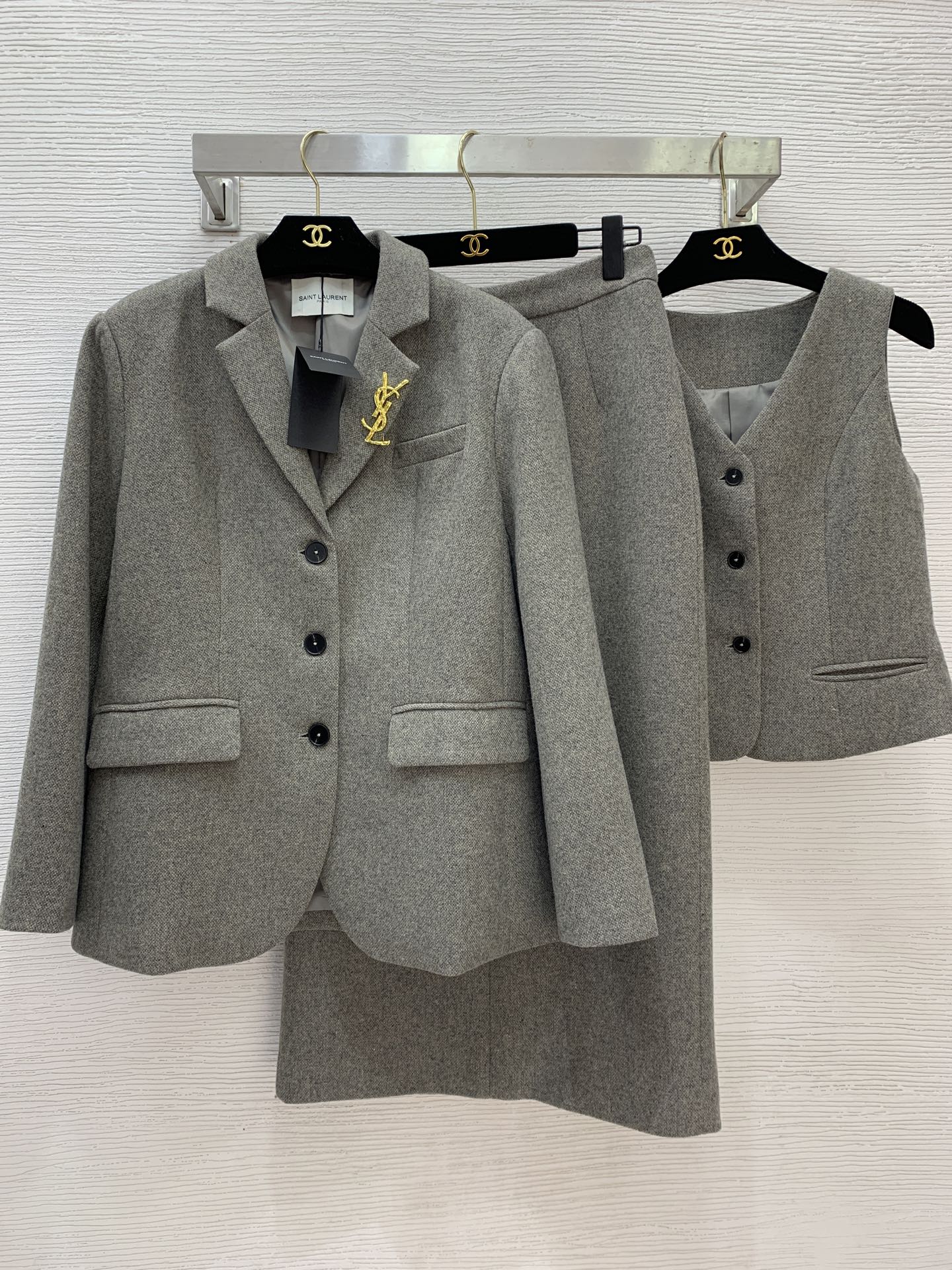 NO:666851,Style number G25122095 Yves Saint Laurent is new for winter!  High-end customized thick woolen fabric fashionable three-piece suit!  Single-breasted placket, lapel, loose and fashionable blazer (free brooch), slim fit V-neck vest top, buttoned zipper placket, hip-covering, high-waisted one-step skirt, long skirt!  Gray, , suit size M, shoulder width 42 with shoulder pads, bust 110, sleeve length 58, dress length 70, vest size M, chest 88, dress length 50, pants length size M, waist 72, hip 92, skirt length 86, saint laurent, skirts, jackets & coats, business suit, brooch, breastpin,  19860909款号G25122095 圣罗兰 冬季上新！高端定制加厚毛呢面料时尚气质三件套装！单排扣门襟翻领宽松时尚西装外套(赠送胸针)修身版V领马甲上衣系扣拉链门襟包臀高腰一步裙长款半身裙！灰色,  , 西装尺寸M码肩宽42有垫肩,胸围110,袖长58,衣长70 马甲尺寸M码胸围88,衣长50 裤长尺寸M码腰围72,臀围92,裙长86,,saint laurent,skirts,jackets & coats,business suit,brooch，breastpin, ,Women's clothing
