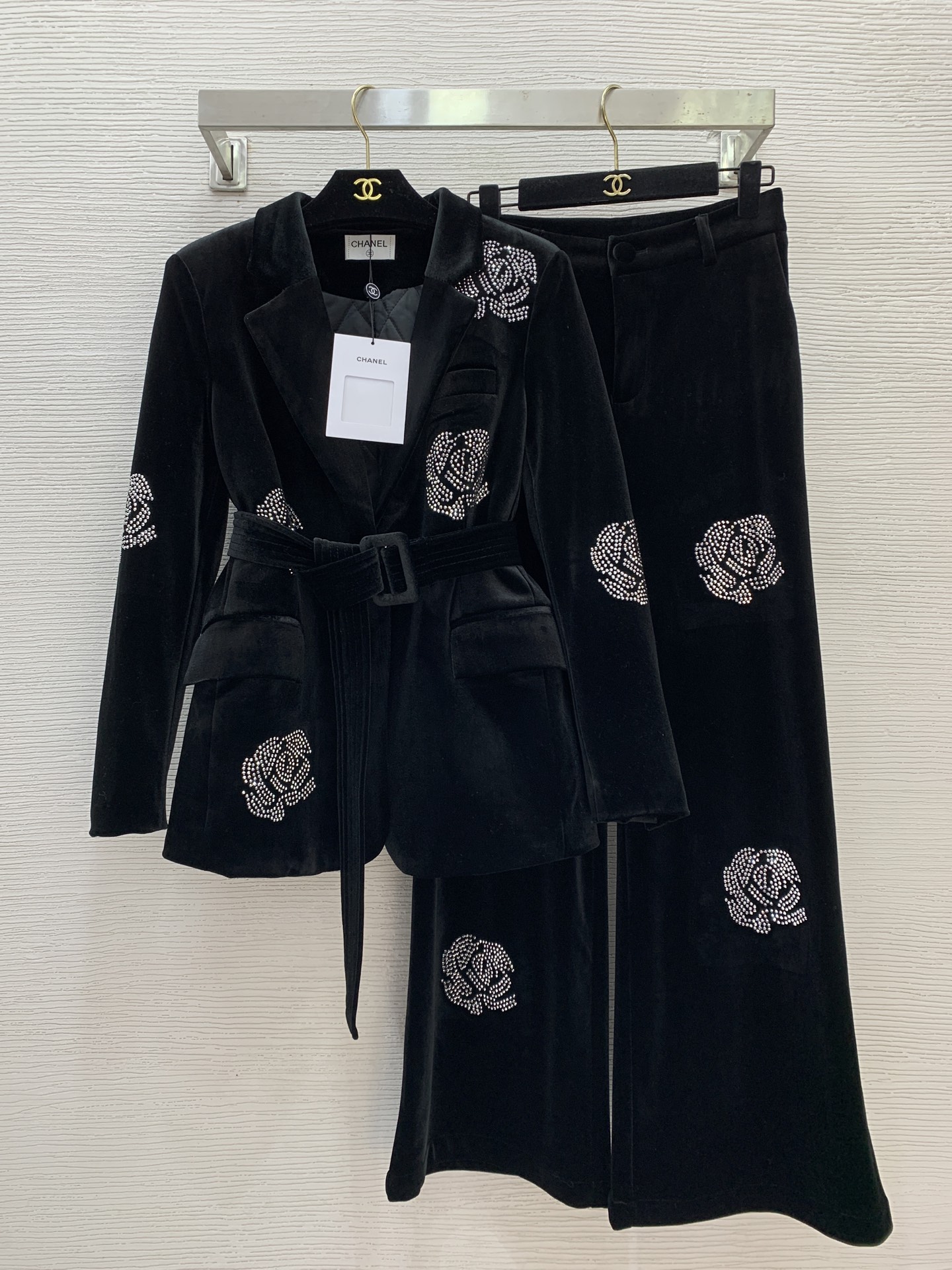 NO:666869,Style No. G25121942 Cotton-thickened CHANE* new winter style, high-end customized heavy-duty camellia high-temperature hot diamond decoration, fashionable commuter velvet suit!  Flap pockets, slim fit, thickened quilted blazer, zipper fly, straight wide-leg pants, velvet trousers!  Black, (M size shoulder width 39 with shoulder pads, bust 96, sleeve length 57, dress length 67; waist 68, hips 90, pants length 102) hair,,chanel,jackets & coats,business suit, 19860909款号G25121942 夹棉加厚CHANE*冬季新款 高端定制重工山茶高温烫钻装饰时尚通勤丝绒套装！翻盖口袋修身显瘦加厚夹棉西装外套拉链门襟直筒阔腿裤丝绒长裤！黑色, （M码肩宽39有垫肩,胸围96,袖长57,衣长67；腰围68,臀围90,裤长102）发,,chanel,jackets & coats,business suit, ,Women's clothing