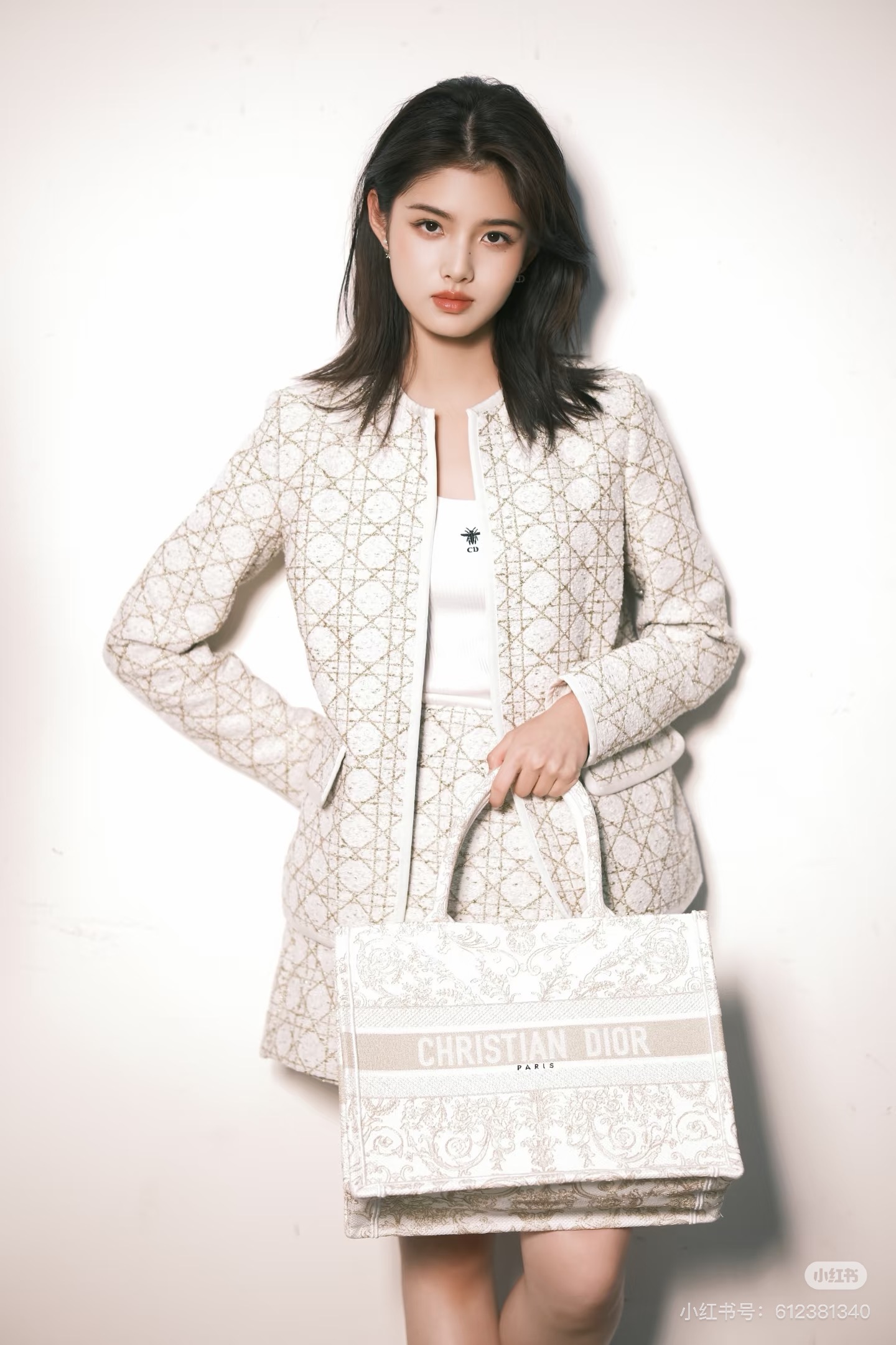 NO:661062,Model No. G25121768 Dio* new model D's high-end European goods customized glitter gold thread blended Tengg pattern slub fabric webbing edge buttonless placket round neck slim slim long-sleeved jacket!  36-38-40-42 (F38 shoulder width 36 with shoulder pads, bust 92~96, sleeve length 58, dress length 58), Dior-clothing, dior, dior, dior, jackets & coats,  19860909款号G25121768 Dio*新款 D家高端欧货定制闪丝金线混纺腾格纹粗纺面料织带包边无扣门襟圆领修身显瘦长袖外套！36-38-40-42（F38码肩宽36有垫肩,胸围92～96,袖长58,衣长58）,迪奥-服装,dior,dior,dior,jackets & coats, ,Women's clothing