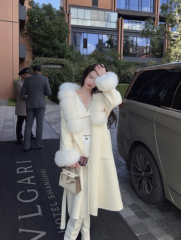 NO:665515,Model No. G25121786 MaxMar*a new high-end custom-made sheep wool high-quality double-sided woolen fabric with detachable fox fur collar decoration. The wealthy daughter has a ladylike temperament and is super noble and generous. The style is loose and fashionable with a belt to tighten the waist to make her slim. The double-sided woolen coat comes with a dust bag. Off-white, oatmeal, gray, (M size shoulder width 39, chest 112, sleeve length 58, clothing length 109) hair,,jackets &  coats,hats, 19860909款号G25121786 MaxMar*a新款高端定制绵羊毛优质双面毛呢面料可拆卸狐狸毛领装饰财阀千金大小姐气质淑女超显贵气大方、版型宽松时尚搭配腰带收腰显瘦中长款连帽外套双面毛呢大衣赠送防尘袋米白色、燕麦色、灰色、（M码肩宽39,胸围112,袖长58,衣长109）发,,jackets & coats,hats, ,Women's clothing