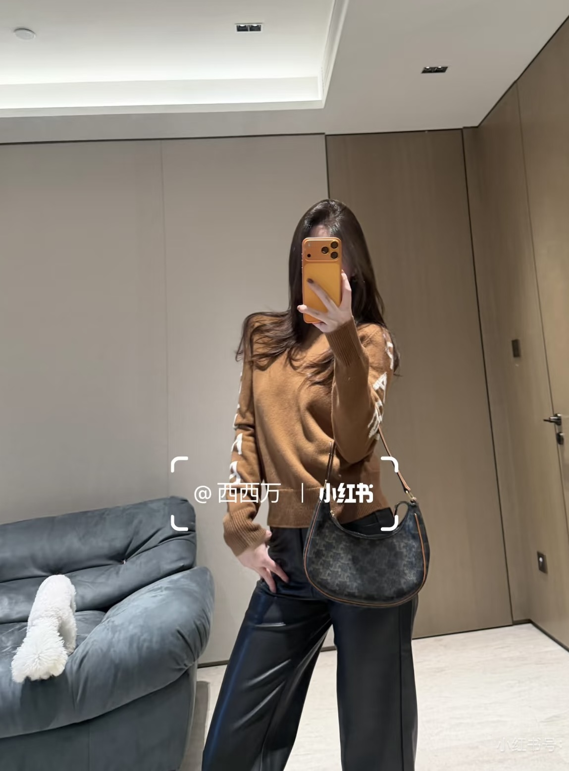 NO:661017,Style No. G25121743 CELIN*Silin's new high-end custom-made fashionable and simple CELINE/PARIS letter jacquard short pullover long-sleeved sweater top on both sides of the sleeves!  Brown color, (M size shoulder width 36, bust 96, sleeve length 59, dress length 55), Celine-clothing, celine, celine,  19860909款号G25121743 CELIN*思琳新款高端定制 时尚简约袖边两侧CELINE/PARIS字母提花短款套头长袖针织衫上衣！咖色,（M码肩宽36,胸围96,袖长59,衣长55）,赛琳-服装,celine,celine, ,Women's clothing