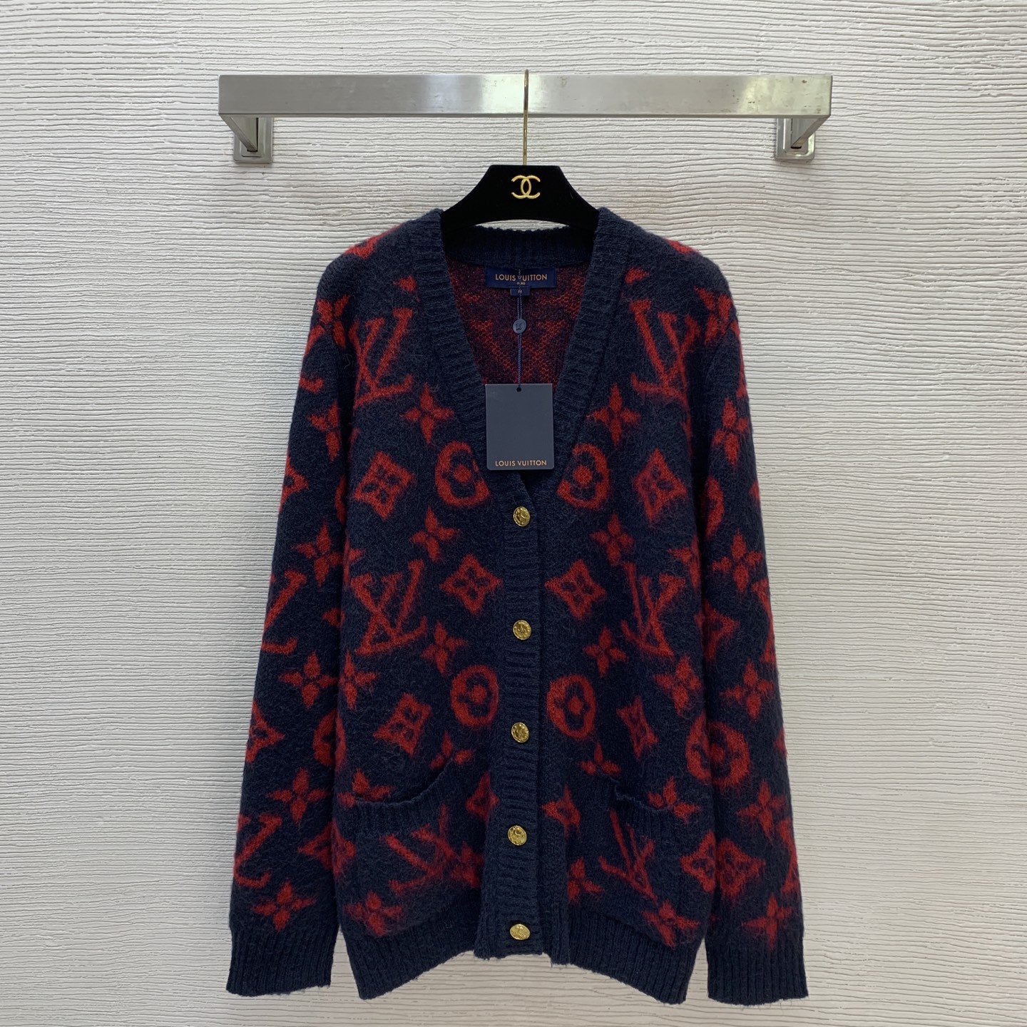 NO:677012,Style No. G25122247 LOUIS*LV’s new high-end customized cashmere wool blended yarn fabric, wheat ear letter logo gold buttons button placket V-neck loose and fashionable presbyopic knitted cardigan jacket!  Navy red, (M size shoulder width 43, bust 116, sleeve length 66, clothing length 70), Louis Vuitton-clothing, louis vuitton, louis vuitton, louis vuitton, louis vuitton, louis vuitton, jackets & coats,19860909款号G25122247 LOUIS*驴家LV新款高端定制山羊绒羊毛混纺纱线面料、麦穗字母logo金扣子系扣门襟V领宽松时尚老花针织开衫外套！藏青红,（M码肩宽43,胸围116,袖长66,衣长70）,路易威登-服装,louis vuitton,louis vuitton,louis vuitton,louis vuitton,louis vuitton,jackets & coats,,Women's clothing