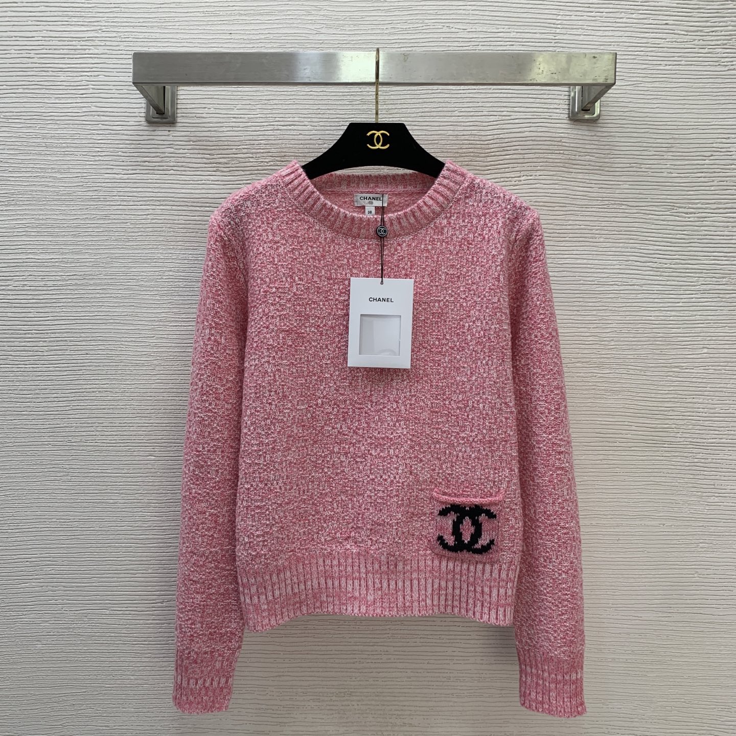 NO:676985,Model number G25122357 CHANE*L new high-end customized wool blended yarn fabric, cuffed design double C letter logo round neck pullover long-sleeved sweater top!  Pink, 36-38-40 (size 38: shoulder width 37, bust 94, sleeve length 60, dress length 54), Chanel-clothing, chanel, chanel,19860909款号G25122357 CHANE*L新款 高端定制羊毛混纺纱线面料、翻边设计双C字母logo徽标圆领套头长袖针织衫上衣！粉色,36-38-40（38码:肩宽37,胸围94,袖长60,衣长54）,香奈儿-服装,chanel,chanel,,Women's clothing