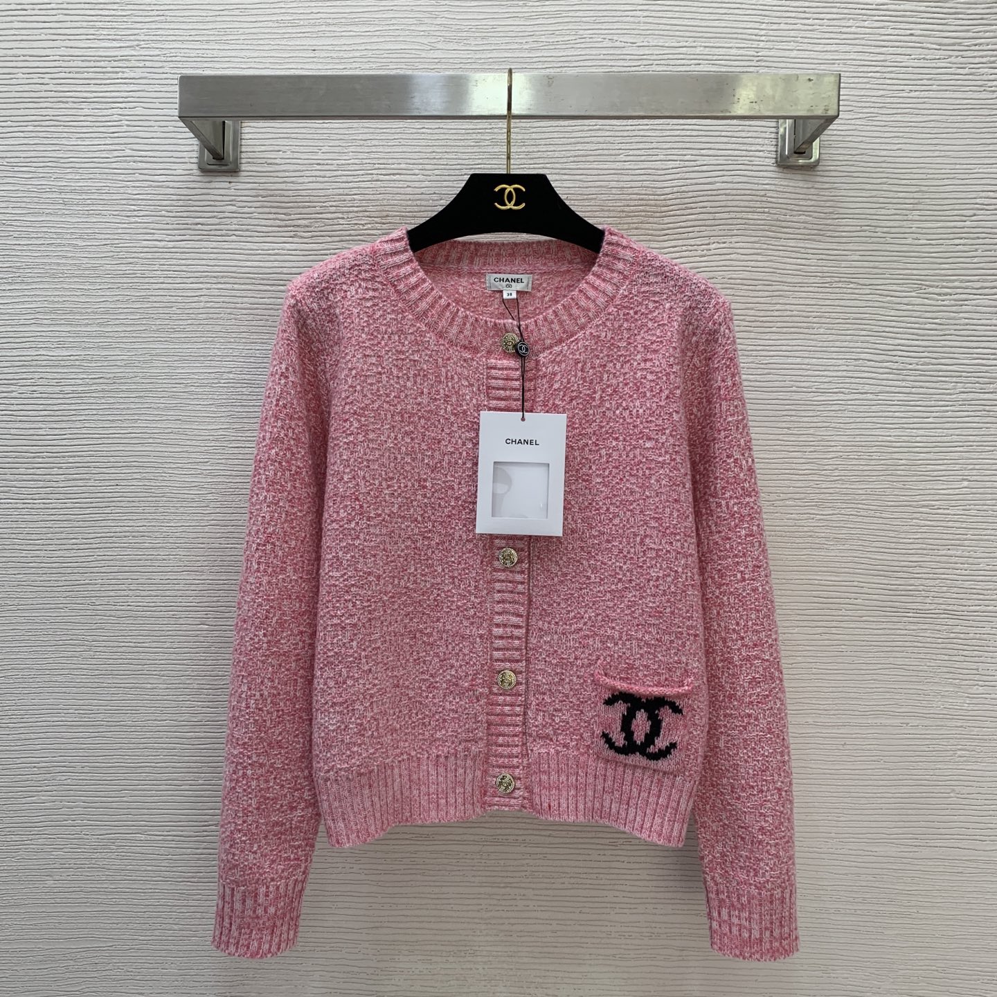 NO:676978,Model number G25122359 CHANE*L new high-end customized wool blended yarn fabric, cuffed design double C letter logo button placket round neck long-sleeved knitted cardigan top!  Pink, 36-38-40 (size 38: shoulder width 36, bust 92, sleeve length 58, dress length 52), Chanel-clothing, chanel, chanel,19860909款号G25122359 CHANE*L新款 高端定制羊毛混纺纱线面料、翻边设计双C字母logo徽标系扣门襟圆领长袖针织开衫上衣！粉色,36-38-40（38码:肩宽36,胸围92,袖长58,衣长52）,香奈儿-服装,chanel,chanel,,Women's clothing