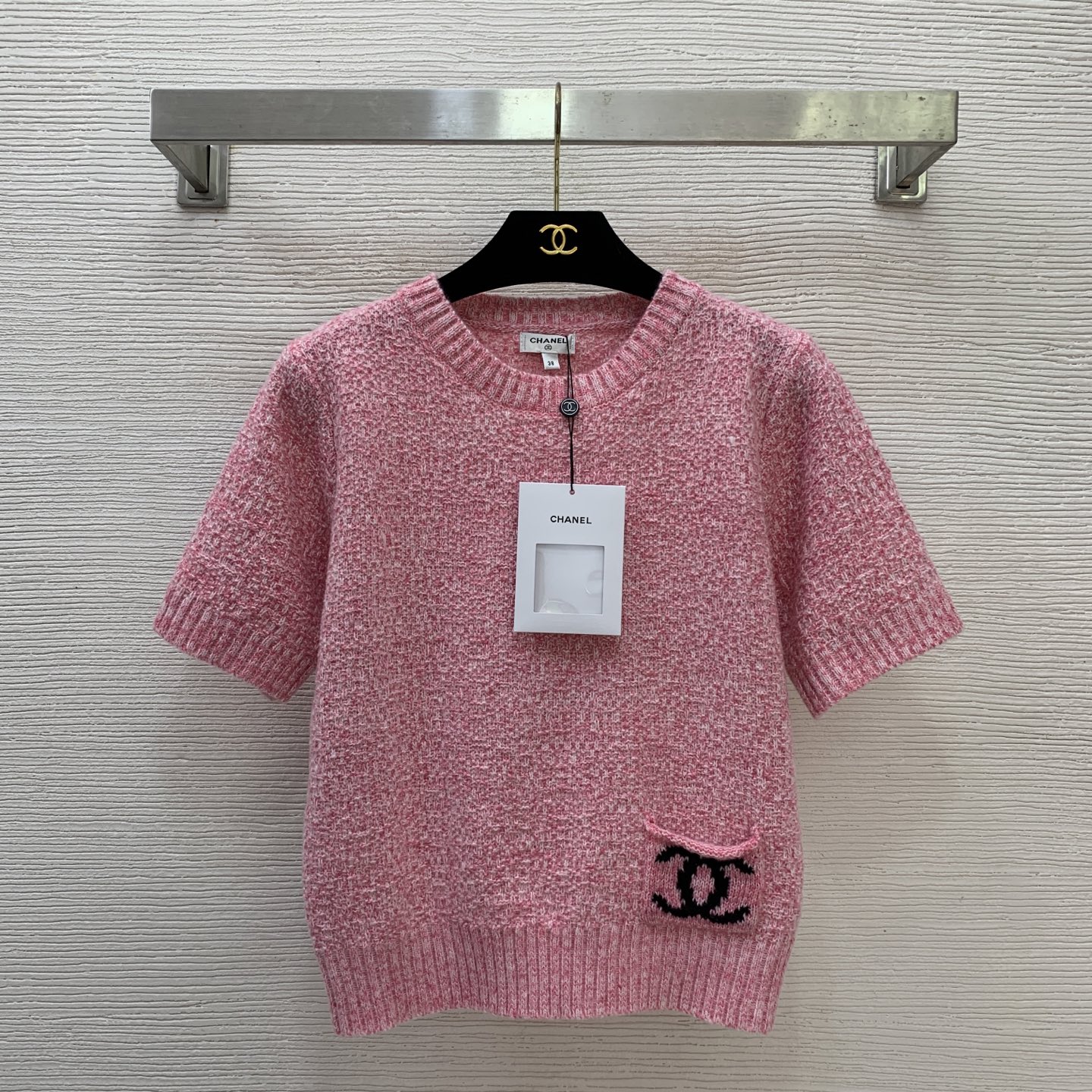 NO:676974,Model number G25122352 CHANE*L new high-end customized wool blended yarn fabric, cuffed design double C letter logo logo round neck pullover short-sleeved sweater top!  Pink, 36-38-40 (size 38: shoulder width 35, bust 90, sleeve length 24, dress length 53), Chanel-clothing, chanel, chanel, T-shirt,19860909款号G25122352 CHANE*L新款 高端定制羊毛混纺纱线面料、翻边设计双C字母logo徽标圆领套头短袖针织衫上衣！粉色,36-38-40（38码:肩宽35,胸围90,袖长24,衣长53）,香奈儿-服装,chanel,chanel,T-shirt,,Women's clothing
