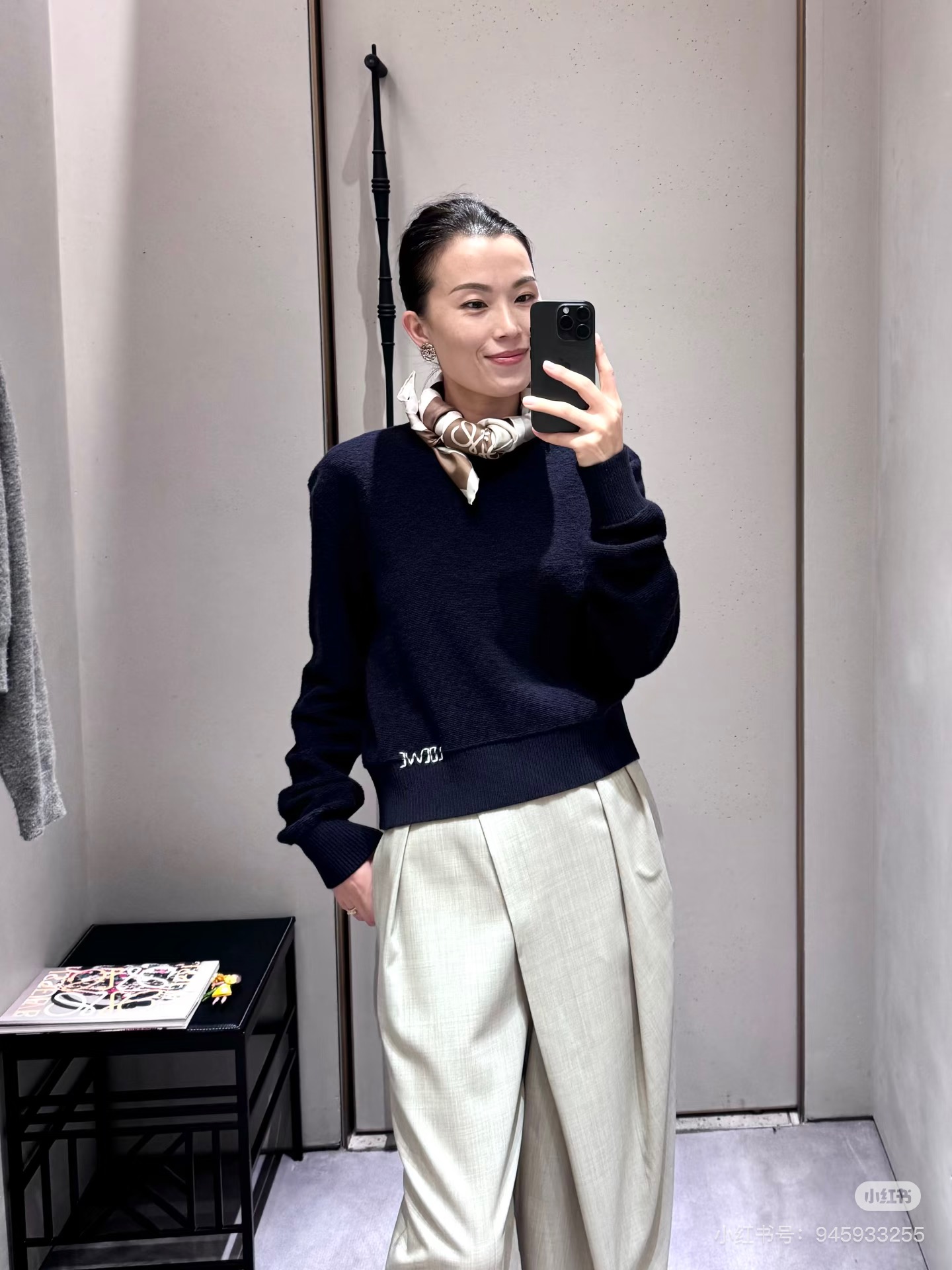 NO:666411,Model No. G25121837 LOEW* new model, high-end customized wool blended terry velvet fabric, letter logo embroidered badge decoration, simple and fashionable round neck pullover long-sleeved sweater!  Apricot, navy blue, (M size shoulder width 36, bust 92, sleeve length 60, dress length 56) hair,,loewe,sweaters, 19860909款号G25121837 LOEW*新款 高端定制羊毛混纺毛巾绒面料、字母logo刺绣徽章装饰简约时尚圆领套头长袖针织衫毛衣！杏色、藏蓝色、（M码肩宽36,胸围92,袖长60,衣长56）发,,loewe,sweaters, ,Women's clothing