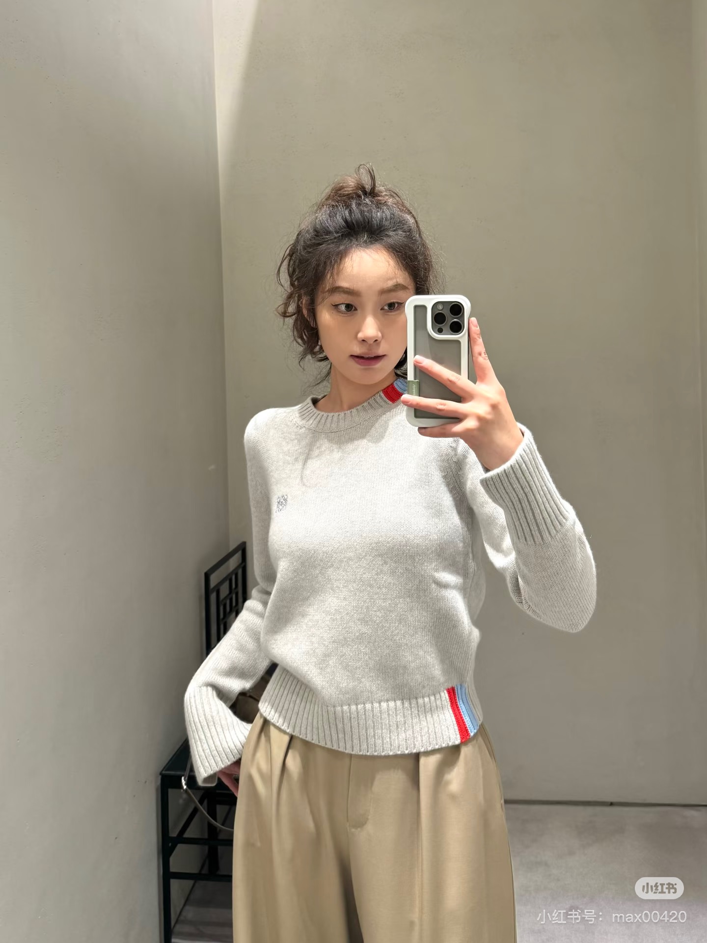 NO:666871,Model No. G25121928 LOEW* new model, high-end customized wool yarn fabric, embroidered logo badge on the chest, contrasting color and personalized design, fashionable and versatile pullover long-sleeved sweater!  Light gray, dark red, (M size shoulder width 38, bust 94, sleeve length 65, dress length 59) hair,,loewe,sweaters, 19860909款号G25121928 LOEW*新款 高端定制羊毛纱线面料、胸前刺绣logo徽章撞色个性设计时尚百搭套头长袖针织衫毛衣！浅灰色、深红色、（M码肩宽38,胸围94,袖长65,衣长59）发,,loewe,sweaters, ,Women's clothing