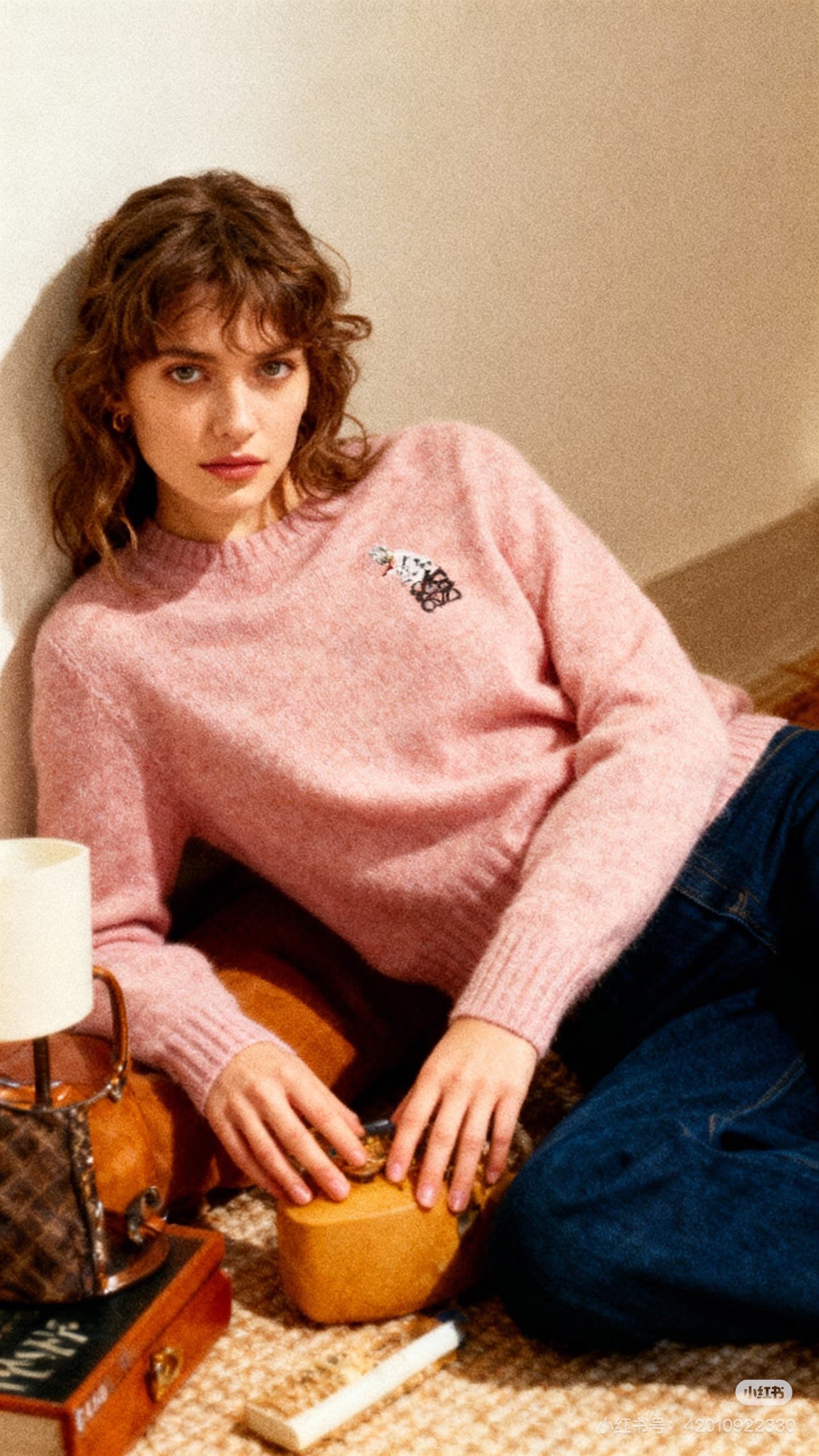 NO:666862,Style number G25121988 LOEW* new high-end customized wool yarn fabric is soft, waxy and skin-friendly!  Pink and playful age-reducing embroidered logo cat decoration, round neck pullover long-sleeved sweater top!  (M size bust 92, sleeve length 57, dress length 53) Hair,,loewe, 19860909款号G25121988 LOEW*新款 高端定制羊毛纱线面料软糯亲肤！粉嫩俏皮减龄刺绣logo猫咪装饰、圆领套头长袖针织衫上衣！（M码胸围92,袖长57,衣长53）发,,loewe, ,Women's clothing