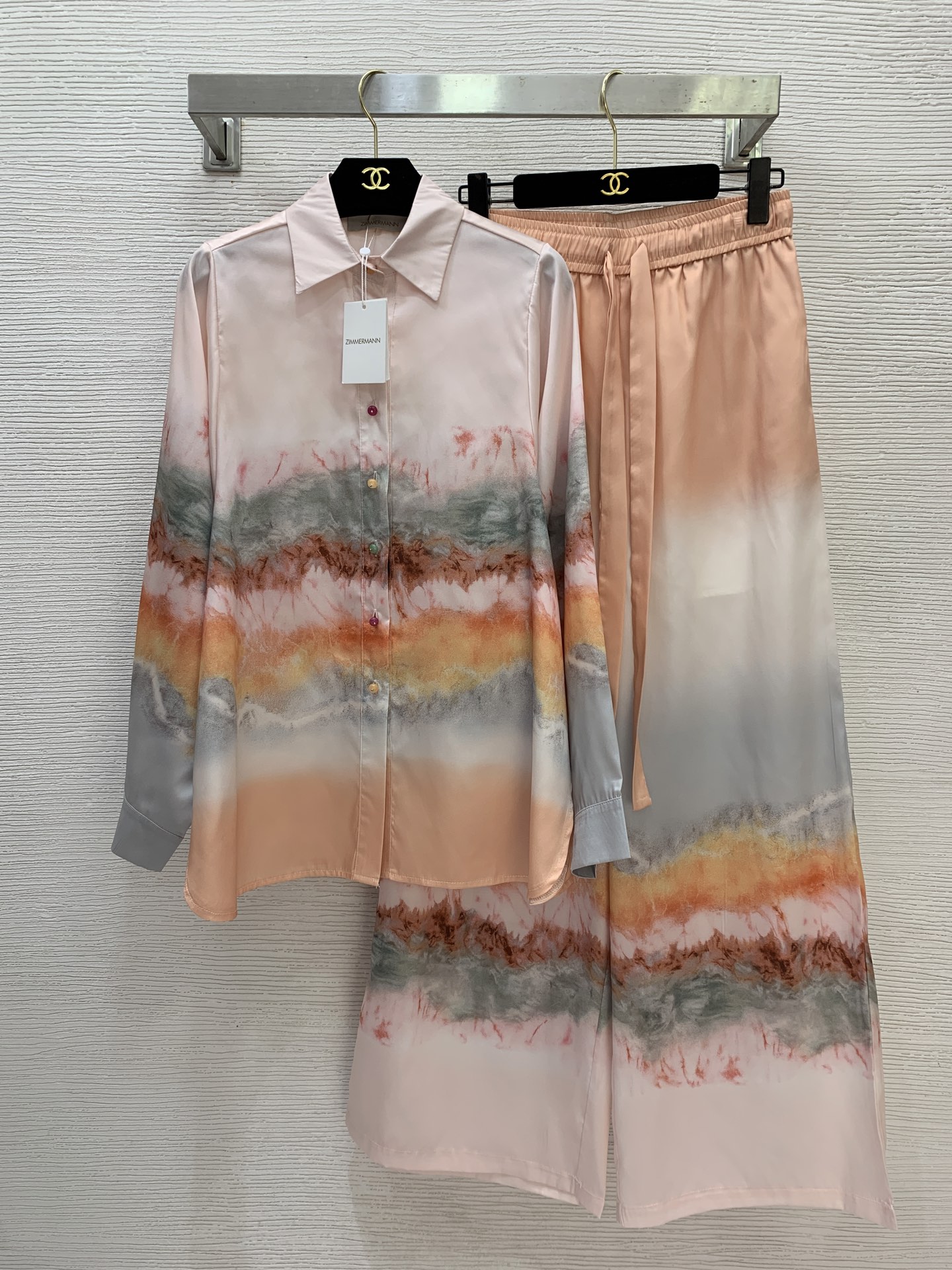 NO:683039,Style number D25122257 ZIMMERMA*N Zimmerman Australian brand high-end customized fiber silk blended smooth silk satin fabric!  Stylish two-piece suit with contrasting sfumato print!  Colorful button lapels, loose and versatile long-sleeved shirts, drawstrings, elastic waist, loose wide-leg trousers!  1.2.3.4/SMLXL (M size bust 120, sleeve length 62, dress length 70; waist 70 elastic, hip 100, pants length 105) hair,,19860909款号D25122257 ZIMMERMA*N 兹默曼澳洲品牌 高端定制纤维丝混纺光滑丝缎面料！撞色晕染印花时尚两件套装！七彩纽扣翻领宽松百搭长袖衬衣抽绳松紧腰宽松阔腿裤长裤！1.2.3.4/SMLXL（M码胸围120,袖长62,衣长70；腰围70松紧,臀围100, 裤长105）发,,,Women's clothing