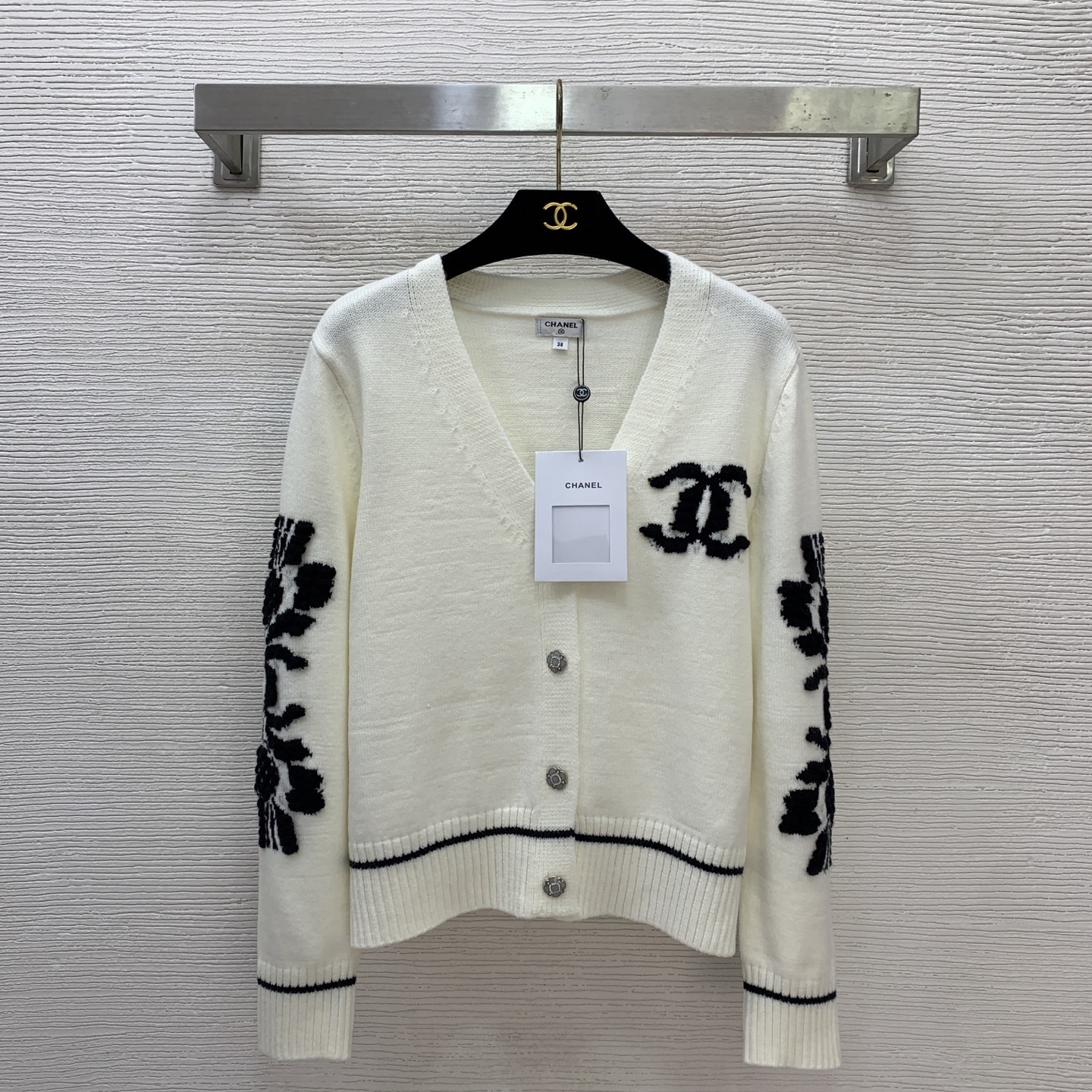 NO:686416,Model No. G25122636 Chane* new high-end customized wool blended yarn fabric, double C logo jacquard button placket V-neck loose and fashionable knitted cardigan top!  Off-white, black, 36-38-40 (size 38, shoulder width 38, bust 98, sleeve length 63, dress length 53) hair,,chanel,19860909款号G25122636 Chane*新款 高端定制羊毛混纺纱线面料、双C标志提花系扣门襟V领宽松时尚针织开衫上衣！米白色、黑色、36-38-40（38码肩宽38,胸围98,袖长63,衣长53）发,,chanel,,Women's clothing