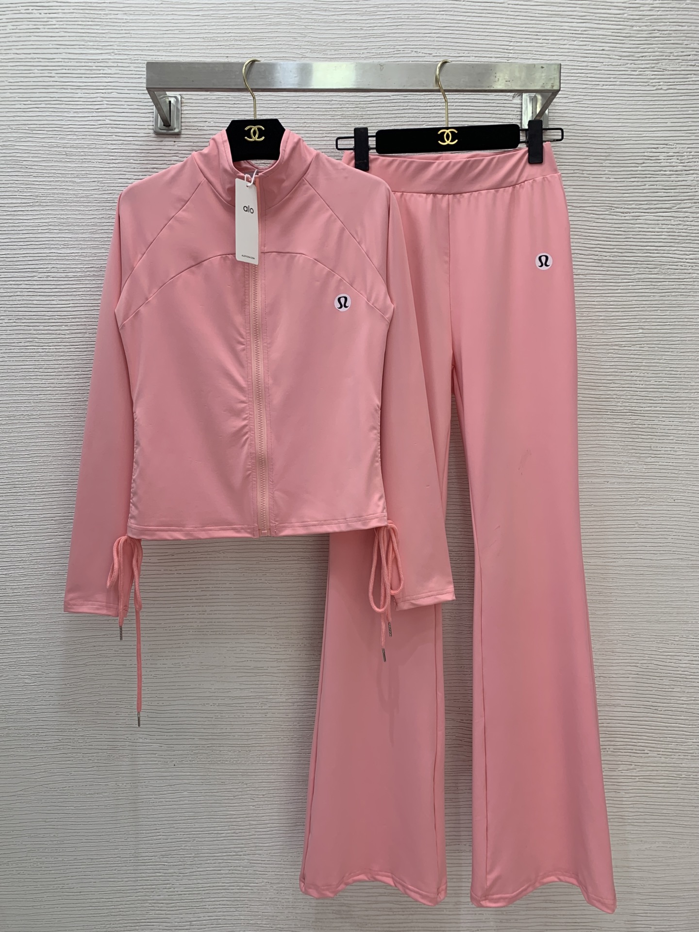 NO:683066,Style No. G25122256 Aloyoga’s new 26 spring and summer running and fitness nude yoga set!  Drawstring design on both sides, super slimming, zipper stand collar, long-sleeved yoga wear, sun protection top, elastic elastic waist, slim fit, hip-lifting and flared sports trousers, fabric with high elasticity, girly pink, olive green, classic black, (S size bust 84, raglan sleeve length 71, length 55; waist 64 elastic, hip 86, pants length 106/waist ±4) hair,,19860909款号G25122256 Aloyoga新款26年春夏跑步运动健身裸感瑜伽套装！两侧抽绳设计超显瘦拉链立领长袖瑜伽服防晒上衣橡筋松紧腰修身提臀喇叭运动长裤,面料高弹力 少女粉、橄榄绿、经典黑、 （S码胸围84,连肩袖长71,衣长55；腰围64弹力,臀围86,裤长106/腰围±4）发,,,Women's clothing