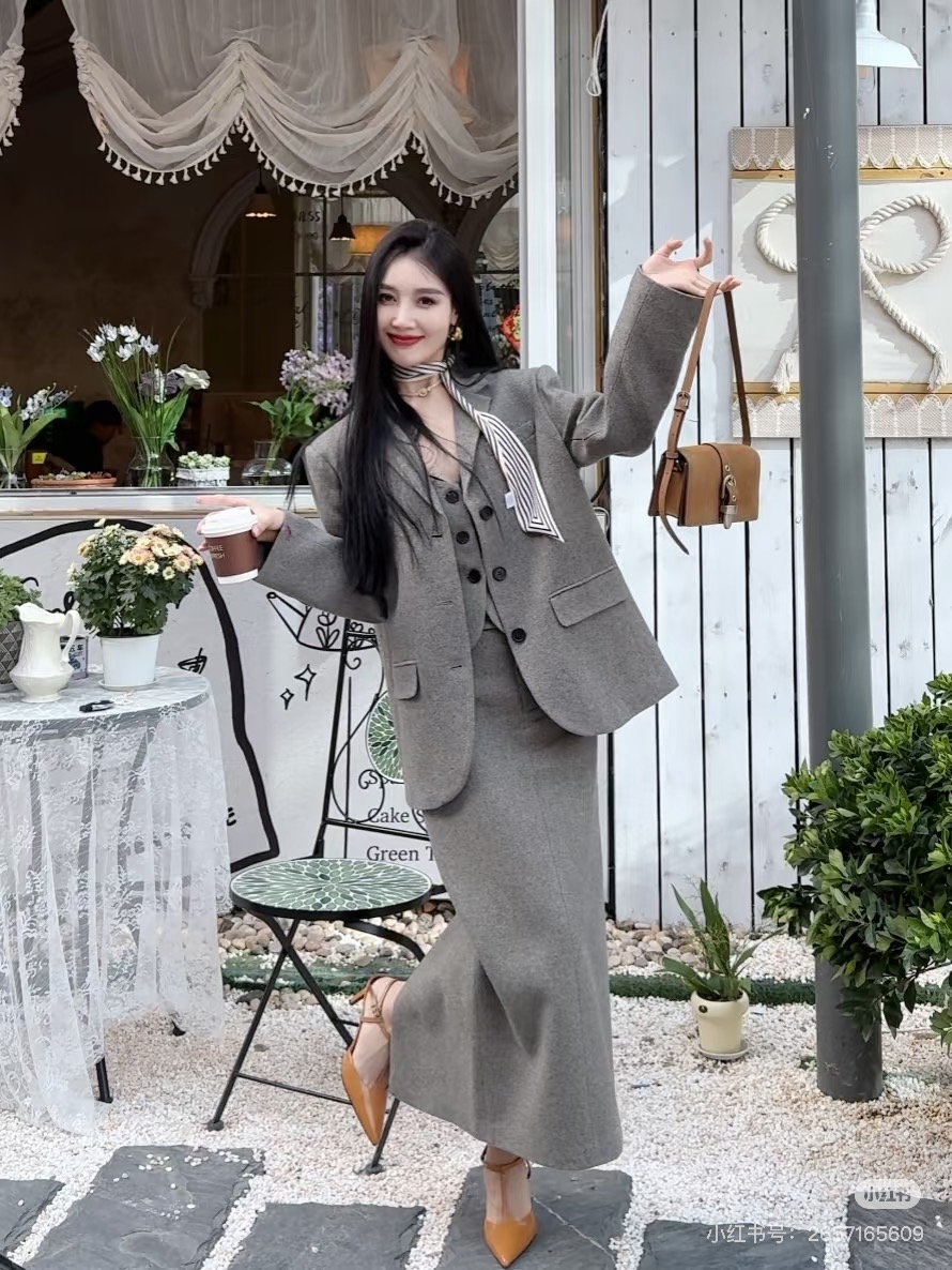 NO:666854,Style number G25122095 Yves Saint Laurent is new for winter!  High-end customized thick woolen fabric fashionable three-piece suit!  Single-breasted placket, lapel, loose and fashionable blazer (free brooch), slim fit V-neck vest top, buttoned zipper placket, hip-covering, high-waisted one-step skirt, long skirt!  Gray, hair, suit size M, shoulder width 42, shoulder pads, bust 110, sleeve length 58, dress length 70, vest size M, chest 88, dress length 50, pants length size M, waist 72, hip 92, skirt length 86, saint laurent, skirts, jackets & coats, business suit, brooch, breastpin,  19860909款号G25122095 圣罗兰 冬季上新！高端定制加厚毛呢面料时尚气质三件套装！单排扣门襟翻领宽松时尚西装外套(赠送胸针)修身版V领马甲上衣系扣拉链门襟包臀高腰一步裙长款半身裙！灰色,  ,发 西装尺寸M码肩宽42有垫肩,胸围110,袖长58,衣长70 马甲尺寸M码胸围88,衣长50 裤长尺寸M码腰围72,臀围92,裙长86,,saint laurent,skirts,jackets & coats,business suit,brooch，breastpin, ,Women's clothing