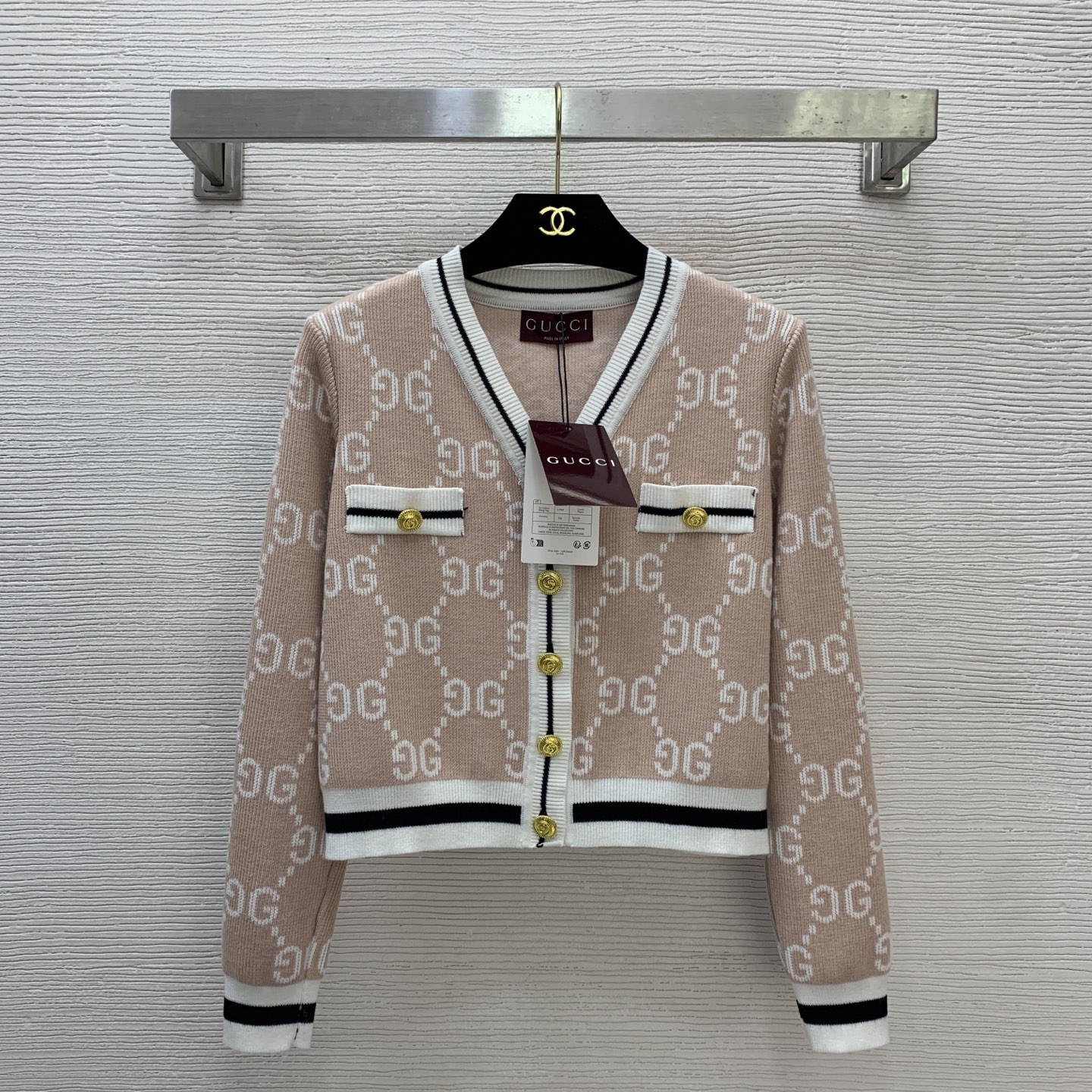 NO:684583,Model No. D25122452 GUCC* new style diamond GG letter jacquard contrast striped edge short long-sleeved V-neck knitted cardigan top!  Light pink, khaki, (M size shoulder width 36, bust 90, sleeve length 56, dress length 45) cardigan,,gucci,19860909款号D25122452 GUCC*新款 菱格GG字母提花撞色条纹边短款长袖V领针织开衫上衣！浅粉色、卡其色、 （M码肩宽36,胸围90,袖长56,衣长45）开衫,,gucci,,Women's clothing