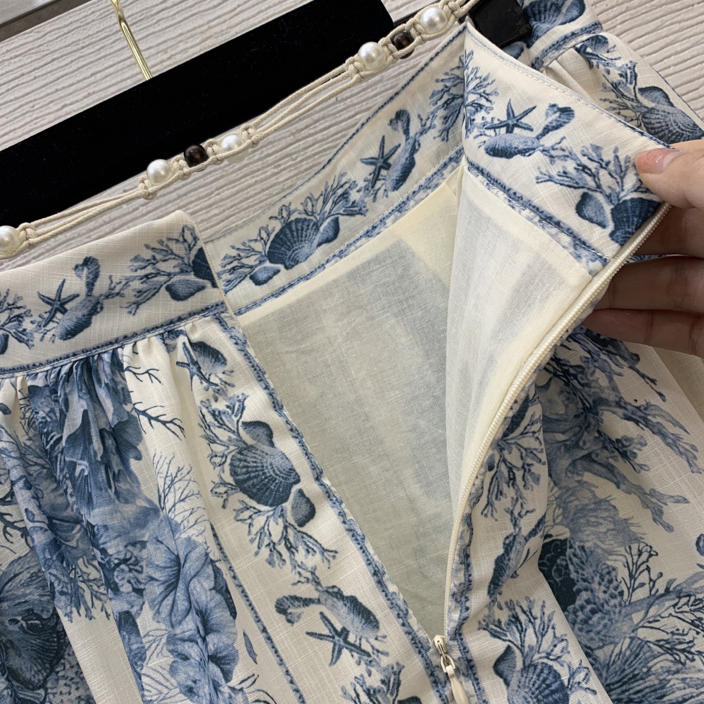 款号D ZIMMERMA*N 兹默曼澳洲品牌高端定制棉麻透气面料、时尚复古印花两件套装！弧摆系扣翻领长袖